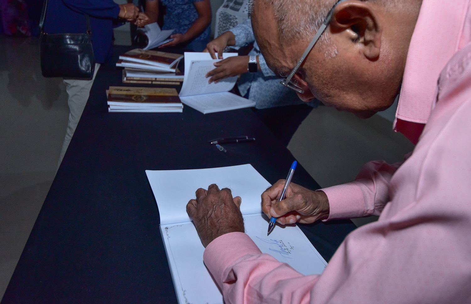 އަފީފުގެ އިންޓަވިއުއަކަށް ޒާހިރު ލިޔުއްވި ފޮތުގައި އޭނާ ސޮއިކުރައްވަނީ-- ފޮޓޯ: ނިޝާން އަލީ/މިހާރު