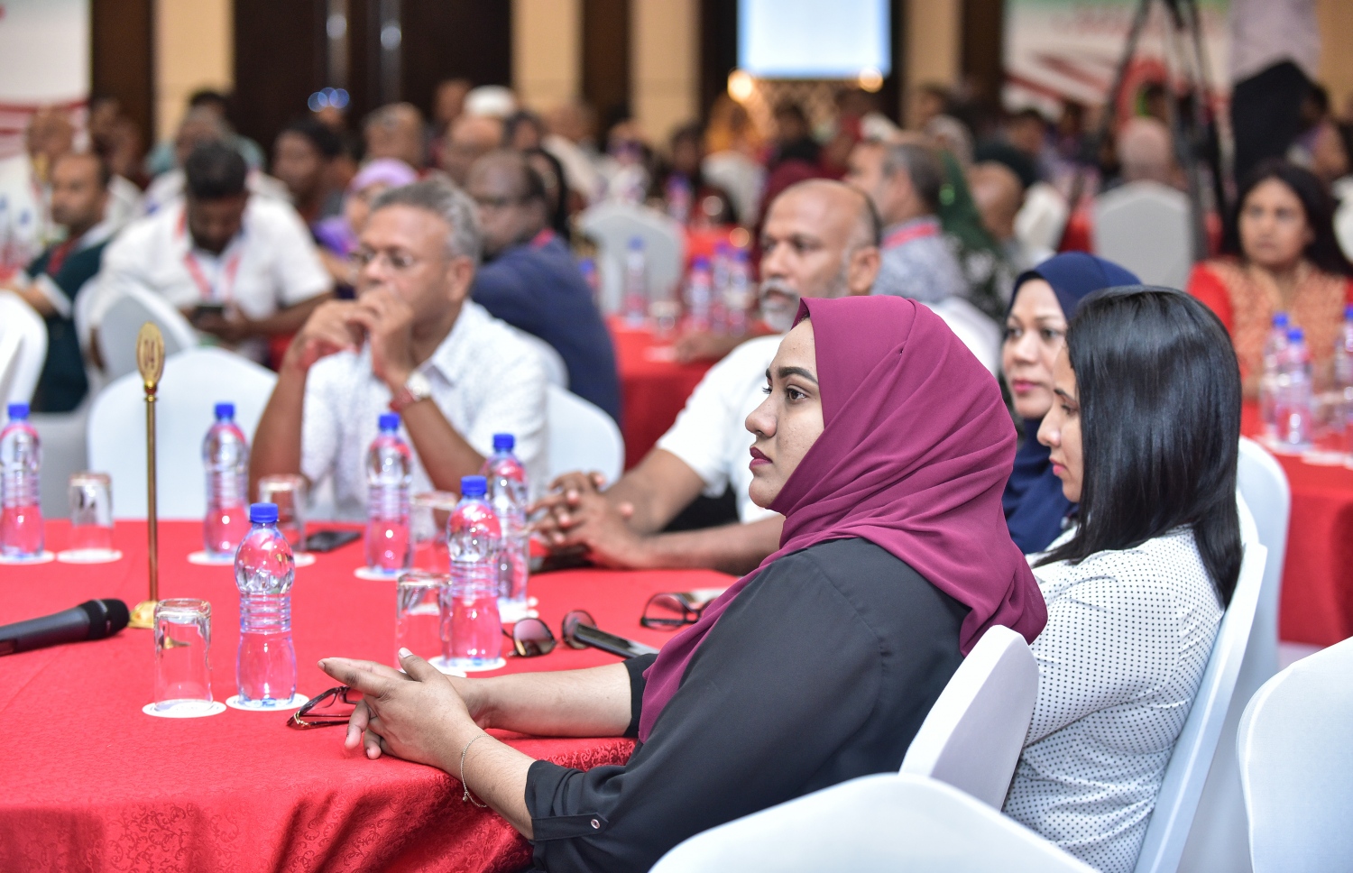 ޖޭޕީ ކޮންގްރެސްގެ ނުރަސްމީ ބައްދަލުވުން: މި ކޮންގްރެސްގައި އެ ޕާޓީގެ 400 މީހުން ބައިވެރިވޭ.-- ފޮޓޯ: ނިޝާން އަލީ/މިހާރު