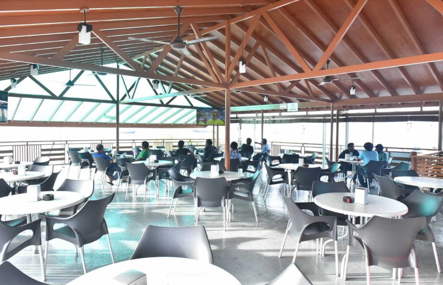 ފީސްޓް ކެފޭ ބިސްޓްރޯ، 180 މީހުންނަށް އެއްފަހަރާ ޚިދުމަތް ދެވޭނެ.-- ފޮޓޯ: އަހުމަދު ނިޝާތު/މިހާރު