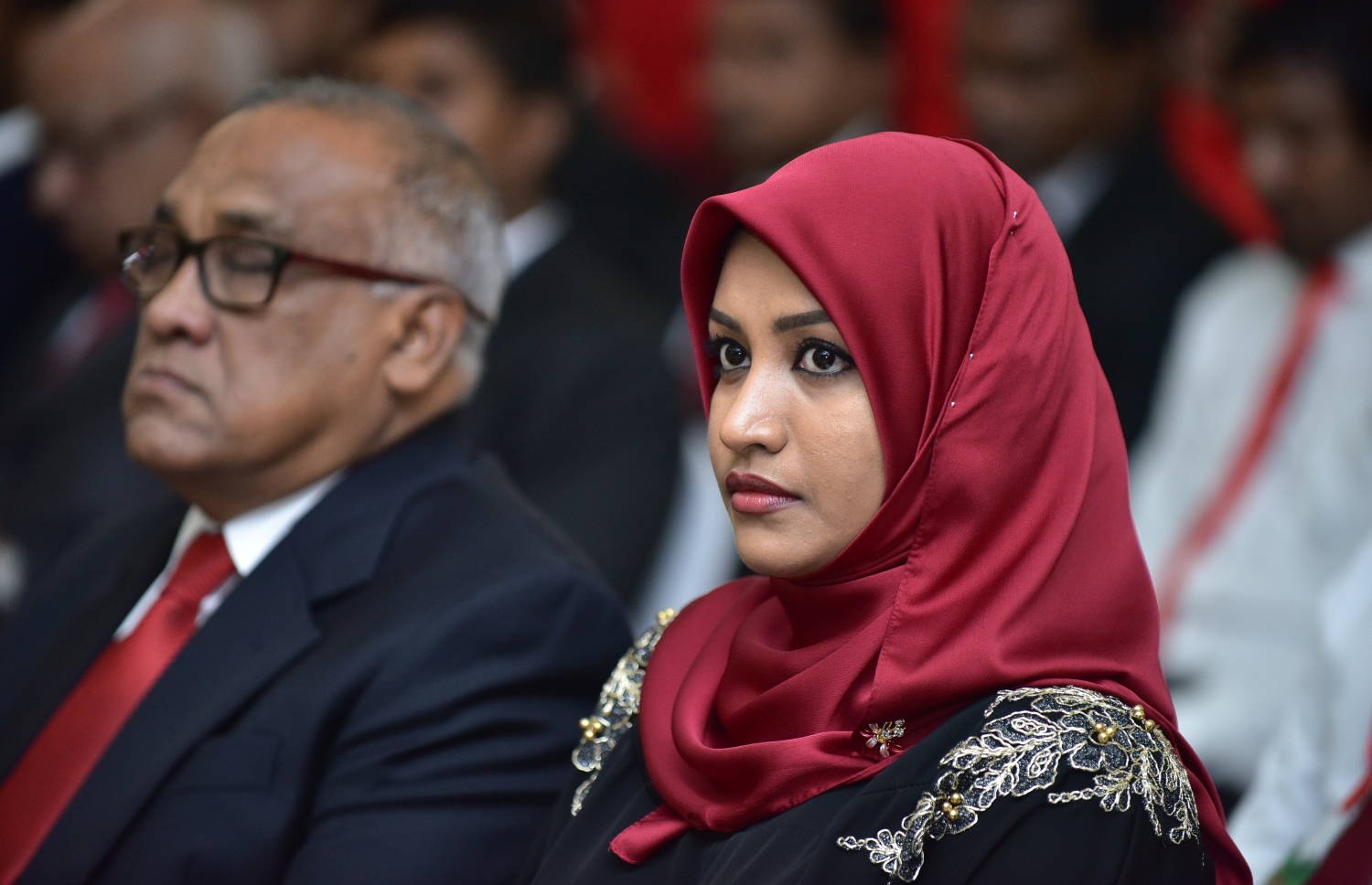 ޖުމްހޫރީ ޕާޓީގެ ކޮންގްރެސް ފެށުމުގެ ރަސްމިއްޔާތުގައި، އެ ޕާޓީގެ ލީޑަރު ގާސިމް އިބްރާހީމްގެ ހަގު އަނބިކަނބަލުން އާއިޝަތު ނަހުލާ (ކ) ބައިވެރިވެވަޑައިގަންނަވަނީ: .---ފޮޓޯ: ނިޝާން އަލީ/މިހާރު