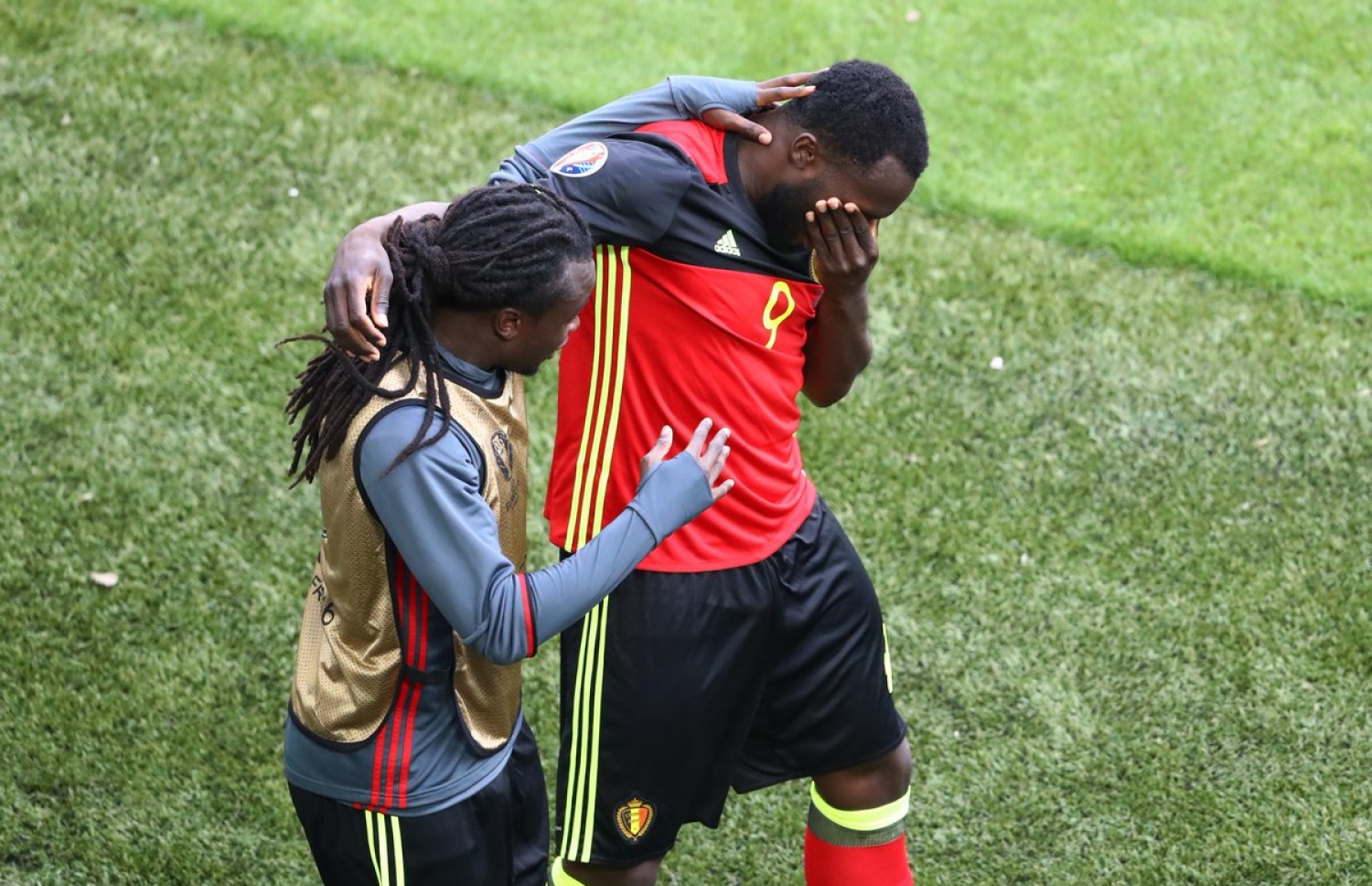 ލުކާކޫ (ކ) ލަނޑު ޖެހުމަށް ފަހު އޭނާގެ ކޮއްކޮ ޖޯޑަންއާ އެކު އުފާފާޅުކުރަނީ. -- ފޮޓޯ: އޭއެފްޕީ