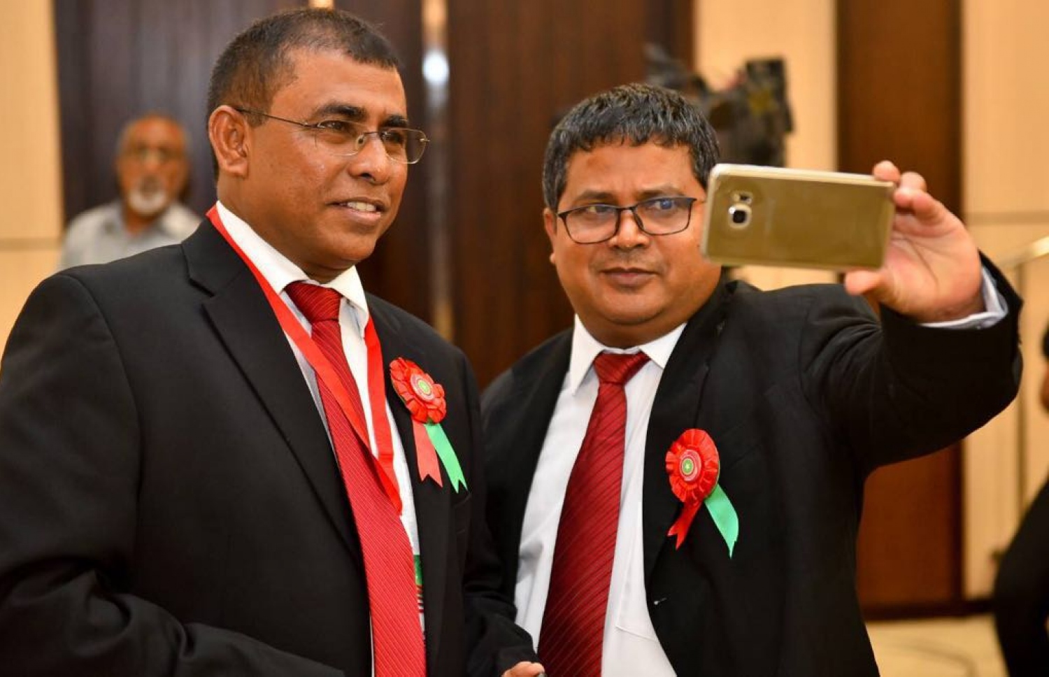 ޖޫން 2018 ގައި ބޭއްވި ޖޭޕީގެ ކޮންގްރެސް ނިންމުމުގެ ހަފުލާގައި، އެ ޕާޓީގެ އޭރުގެ ޑެޕިއުޓީ ލީޑަރުން ކަމަށްވާ ޑރ. ހުސައިން (ކ) ޑރ. މައުސޫމް ސެލްފީއެއް ނަންގަވަނީ: މި އަހަރުގެ ރިޔާސީ އިންތިހާބަށް ވަކި ކޮޅެއް ނެންގެވުމުގައި ޑރ. ހުސައިން އަދިވެސް ގޮތެއް ނުނިންމަވާ.---ފައިލް ފޮޓޯ: މިހާރު