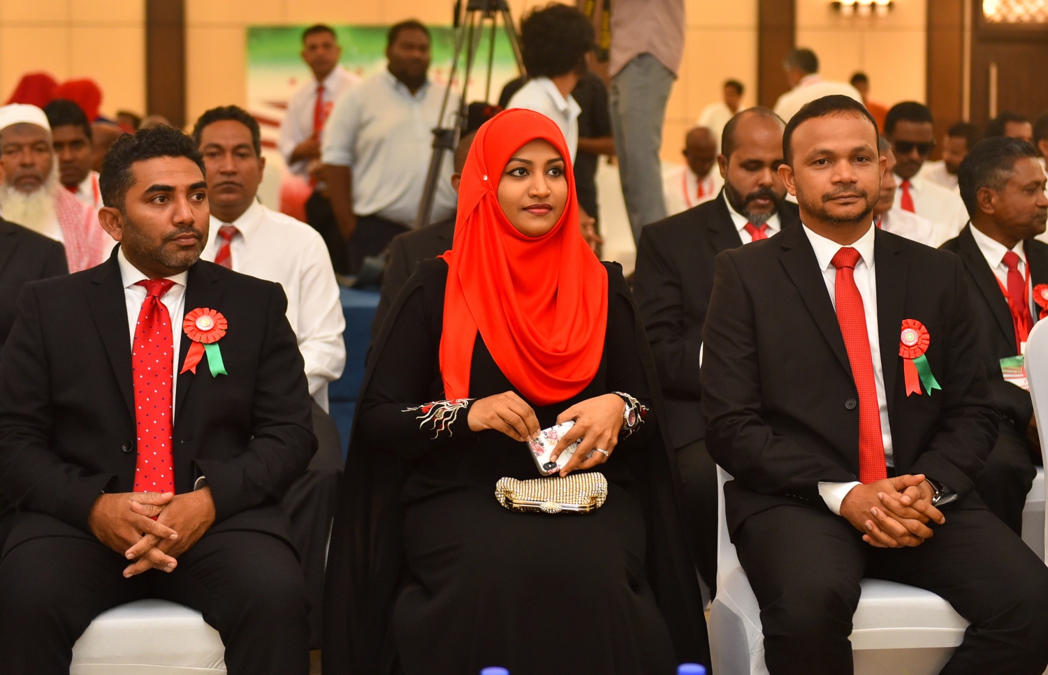 ޖޭޕީގެ ލީޑާޝިޕްގެ ބޭފުޅުންނާއެކު އައިޝާ ޖޭޕީ ކޮންގްރެސް ނިންމުމުގެ ހަފްލާގައި، ޕާޓީގެ ކައުންސިލަށް އޭނާ ހޮވިވަޑައިގެންނެވި-- ފޮޓޯ: އަހުމަދު ނިޝާތު/މިހާރު