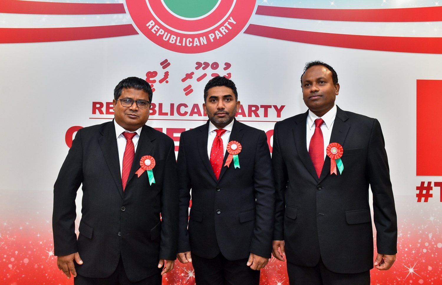 ޖޭޕީ ކޮންގްރެސް ނިންމުމުގެ ހަފްލާގައި (ކ-ވ) ފަޔާޒް އާއި އަމީން އާއި ޑރ. ހުސެއިން ބައިވެރިވެވަޑައިގަންނަވަނީ. -- ފޮޓޯ: އަހުމަދު ނިޝާތު/މިހާރު