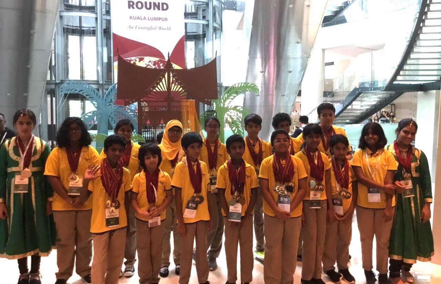 ވޯލްޑް ސްކޮލާސް ކަޕުގައި ބިލަބޮންގް އިންޓަނޭޝަނަލް ސްކޫލުން ބައިވެރިވި މެޑަލްތަކާ އެކު .-- ފޮޓޯ: ބިލަބޮންގް ސްކޫލު