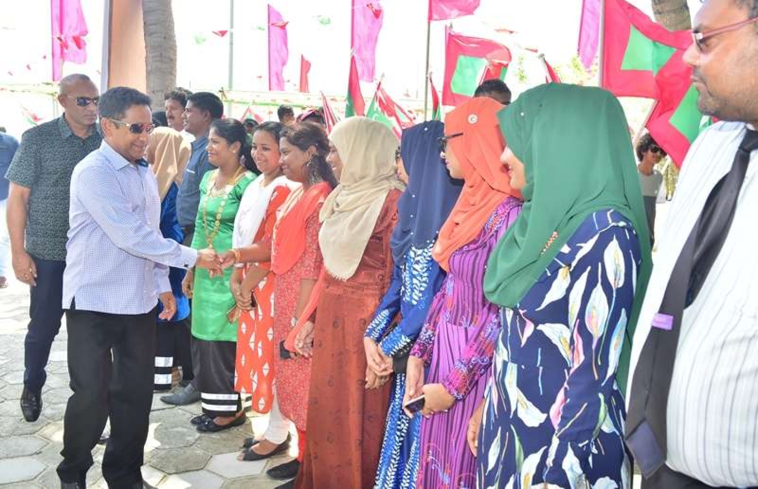 މާފުށީ ރައްޔިތުންނާ ރައީސް ޔާމީން ސަލާމް ކުރައްވަނީ. --ފޮޓޯ/ރައީސް އޮފީސް