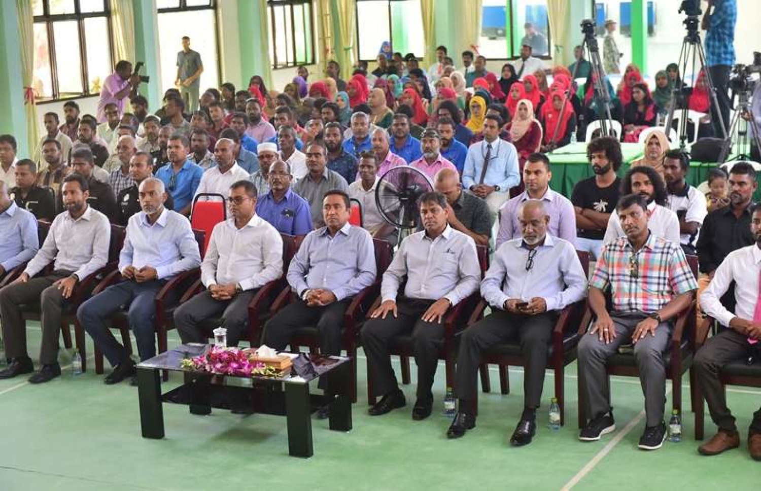 މާފުށީގެ ރައްޔިތުންނާ ބައްދަލުކުރައްވަން ބޭއްވި ޖަލްސާ: މާފުށީގެ ރައްޔިތުން އެދޭ ކަންކަން މި ސަރުކާރުން ކޮށްދޭނެ ކަމަށް ރައީސް ވިދާޅުވި. --ފޮޓޯ: ރައީސް އޮފީސް