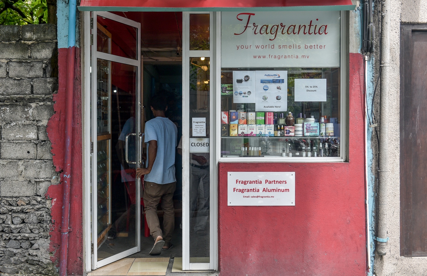 ވަގުން ވަދެ ވައްކަންކުރި ފިހާރަ. މިތަނުން ގިނަ އަދަދެއްގެ ތަކެތި ވަގަށް ގެންދިޔަ. ފޮޓޯ: ނިޝާން އަލީ /މިހާރު