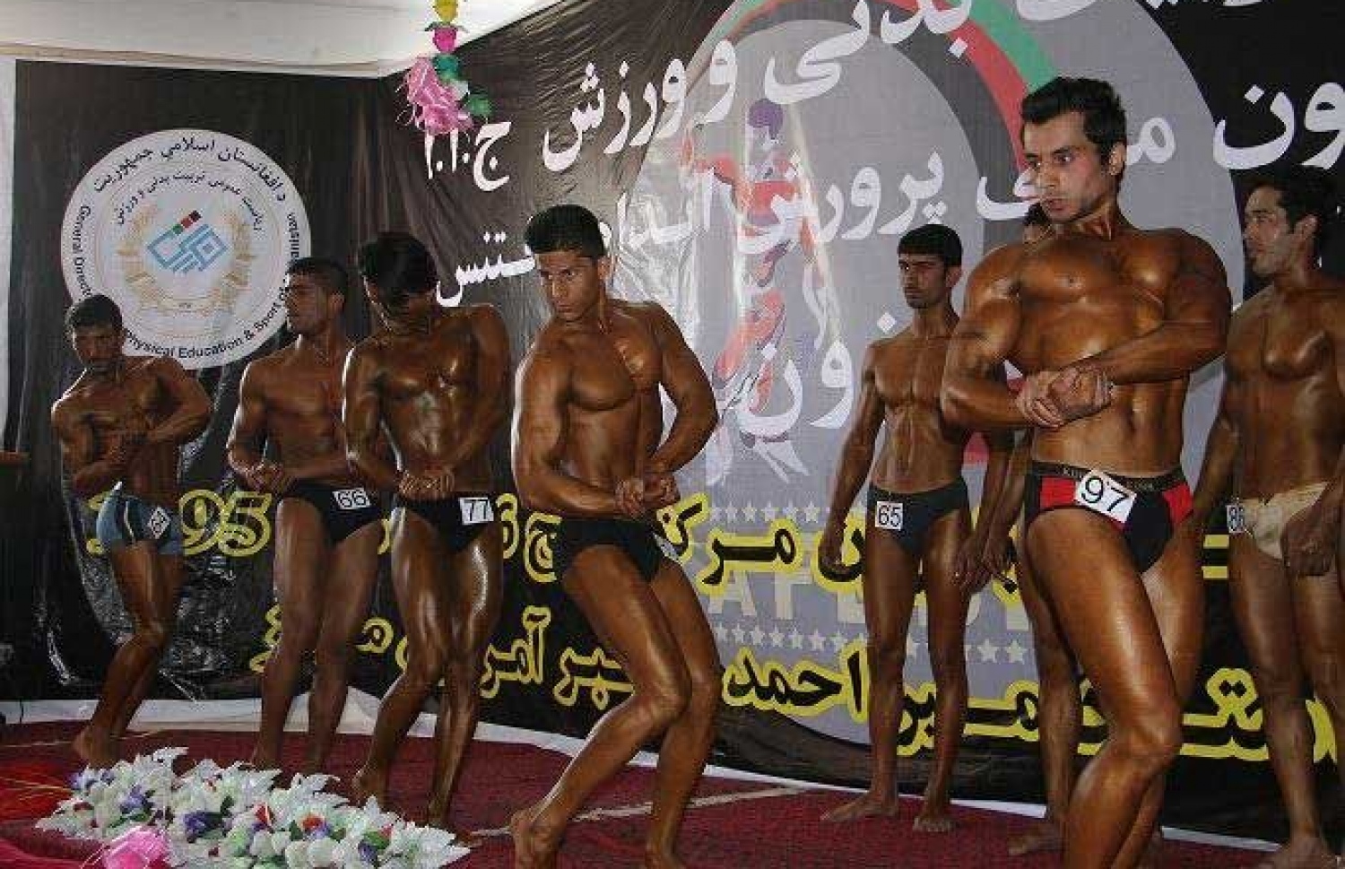 އަފްޣާންގެ ޒުވާނުންތަކެއް ބޮޑީބިލްޑިން މުބާރާތެއްގައި.