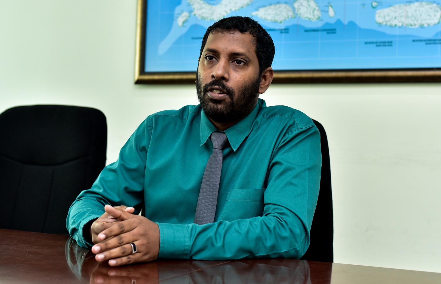 ޑރ. އުމަރު "މިހާރު" އާ ވާހަކަ ދައްކަވަނީ.--- ފޮޓޯ: އަހުމަދު ނިޝާތު/މިހާރު