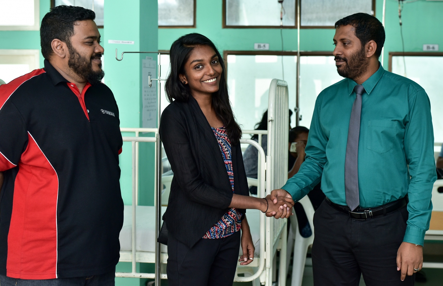 ޑރ. އުމަރު (ކ) އަދި އެލިއާގެ ދެ އޮފިޝަލަކު.--- ފޮޓޯ: އަހުމަދު ނިޝާތު/މިހާރު