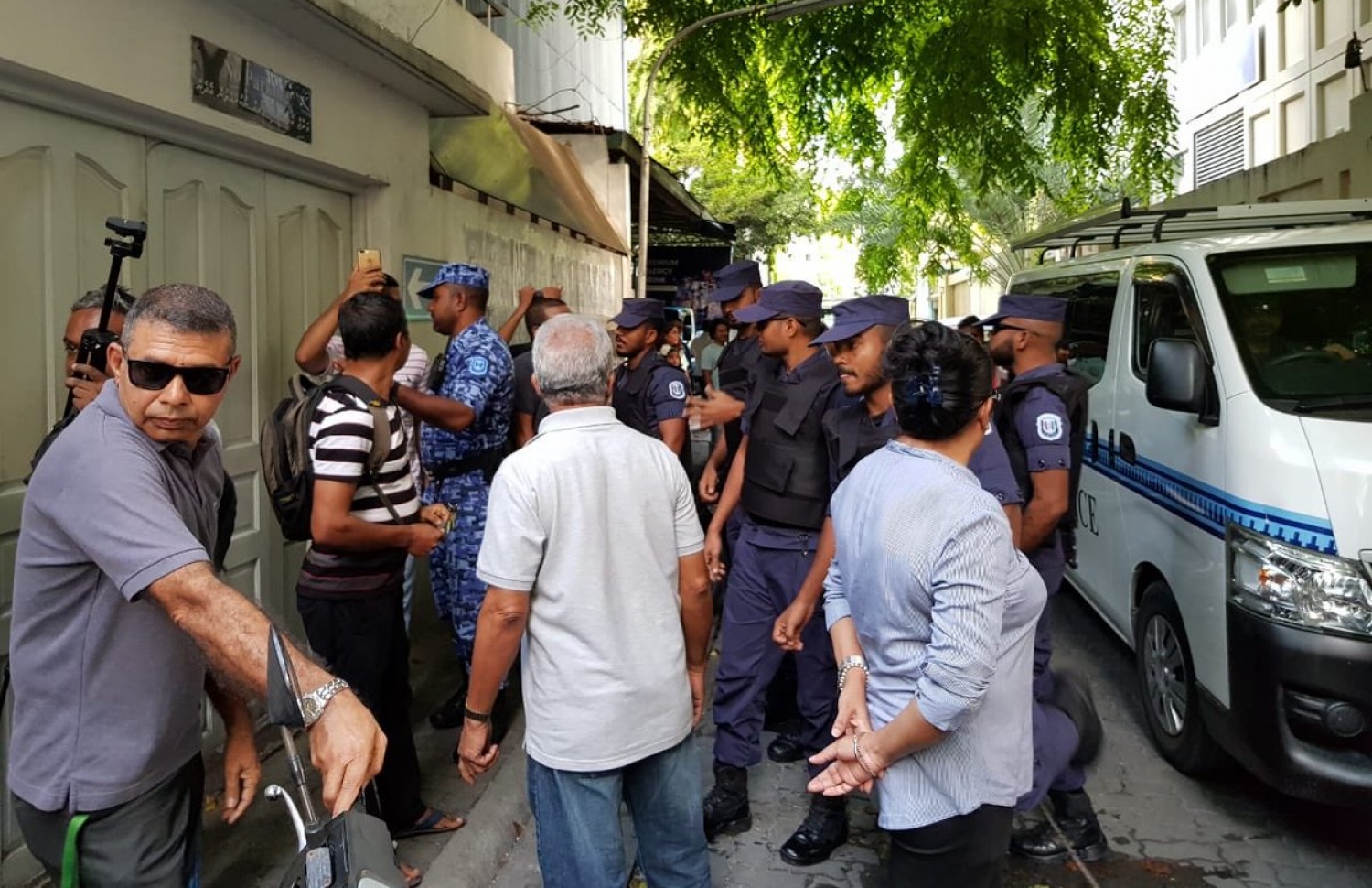 އެމްޑީޕީން ހިއްޕަން އުޅުނު ކެމްޕޭން ޕޯސްޓަރުތައް ނައްޓައި، ފުލުހުން އެކަން ހުއްޓުވަނީ