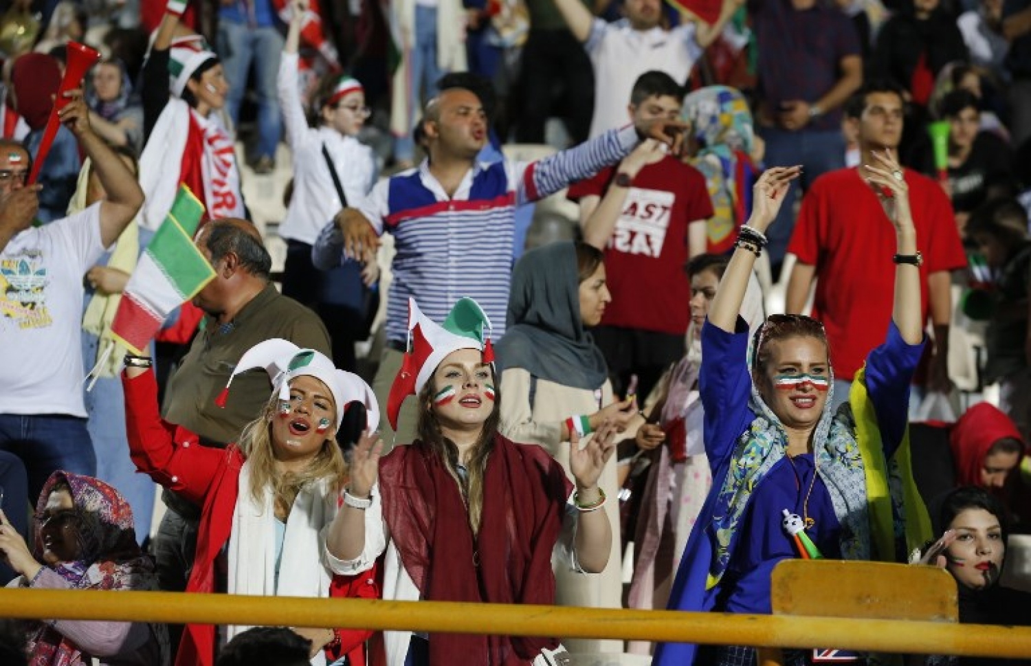 ސަރާންސް، ރަޝިއާ: ޖޫން 25، 2018: ވޯލްޑް ކަޕް ފުޓްބޯޅަ މުބާރާތުގައި ޕޯޗުގަލް އާ އީރާން ކުޅުނު މެޗުގައި ސްޕޯޓަރުންތަކެއް: މި މެޗުން 1-1 އިން ވަނީ ދެ ޓީމު އެއްވަރުވެފައި. --ފޮޓޯ: އޭއެފްޕީ