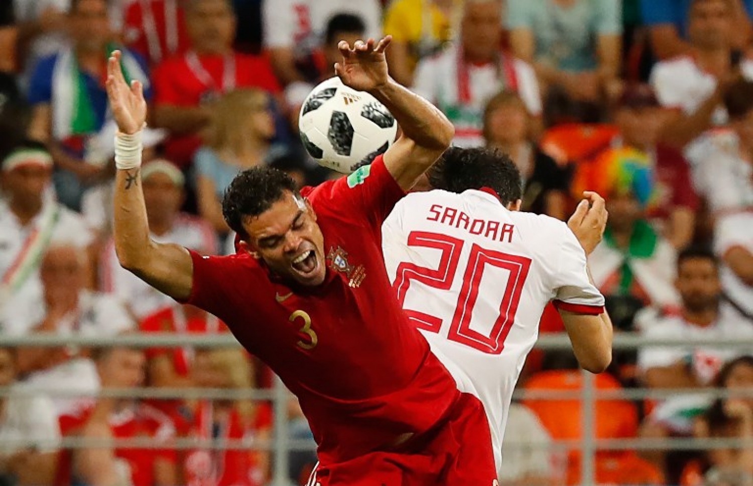 ސަރާންސް، ރަޝިއާ: ޖޫން 25، 2018: ވޯލްޑް ކަޕް ފުޓްބޯޅަ މުބާރާތުގައި ޕޯޗުގަލް އާ ސްވިޑަން ކުޅުނު މެޗުގެ ތެރެއިން: މި މެޗުން 1-1 އިން ވަނީ ދެ ޓީމު އެއްވަރުވެފައި. --ފޮޓޯ: އޭއެފްޕީ