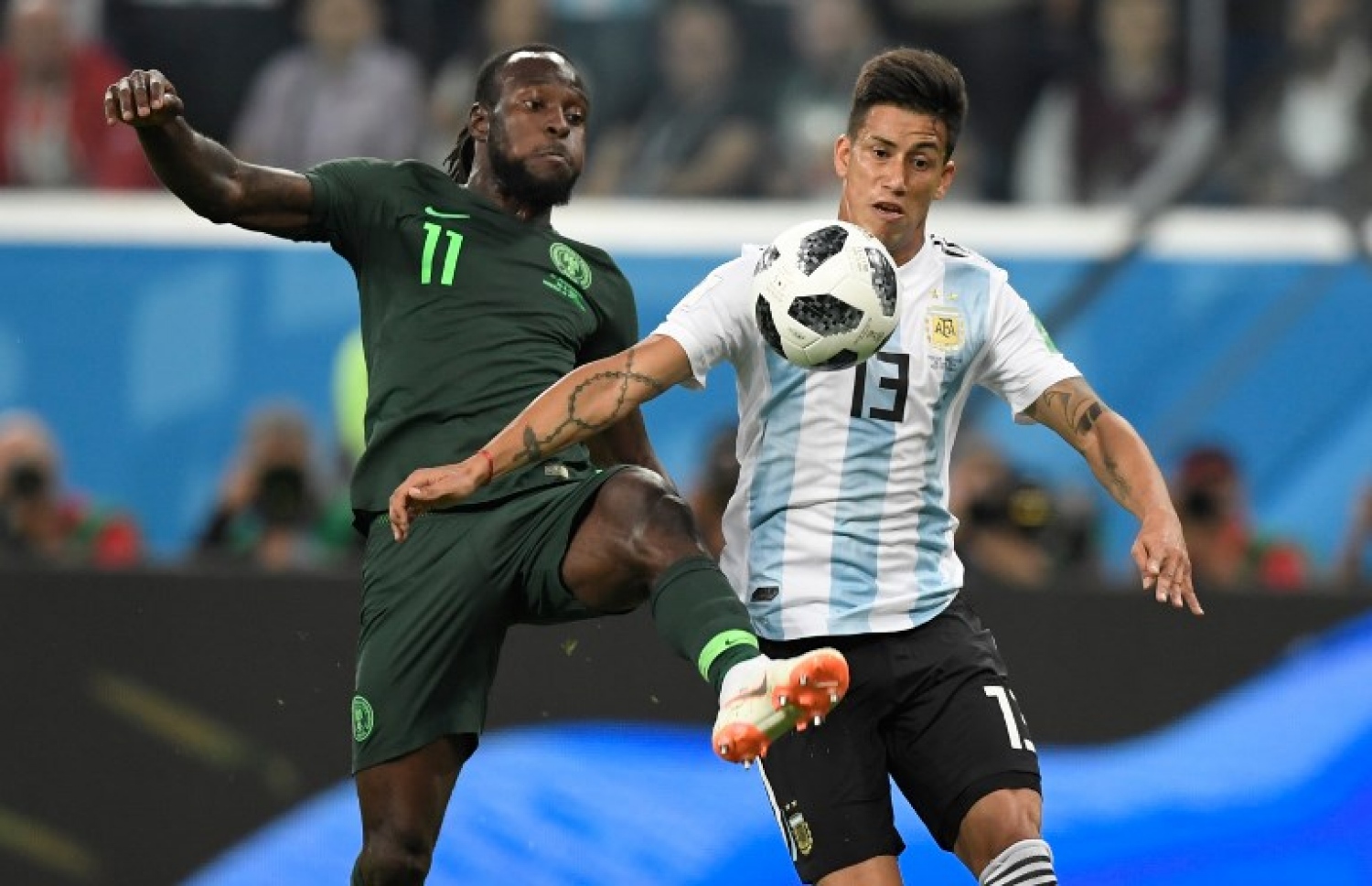 ސެއިން ޕީޓާސްބާގް، ރަޝިއާ: ޖޫން 26، 2018: ވޯލްޑް ކަޕް ފުޓްބޯޅަ މުބާރާތުގައި އާޖެންޓީނާ އާ ނައިޖީރިއާ ކުޅުނު މެޗުގެ ތެރެއިން: މެޗު ނިމެން ހަތަރު މިނިޓަށް ވެފައި ވަނިކޮށް މާކޯސް ރޯހޯ ޖެހި ގޯލުން 2-1 އިން ނައިޖީރިއާ ބަލިކޮށް ވޯލްޑް ކަޕް ފުޓްބޯޅަ މުބާރާތުގެ ދެ ވަނަ ބުރުގެ ޖާގައެއް އާޖެންޓީނާ އިން ވަނީ ހޯދައިފައި. --ފޮޓޯ: އޭއެފްޕީ