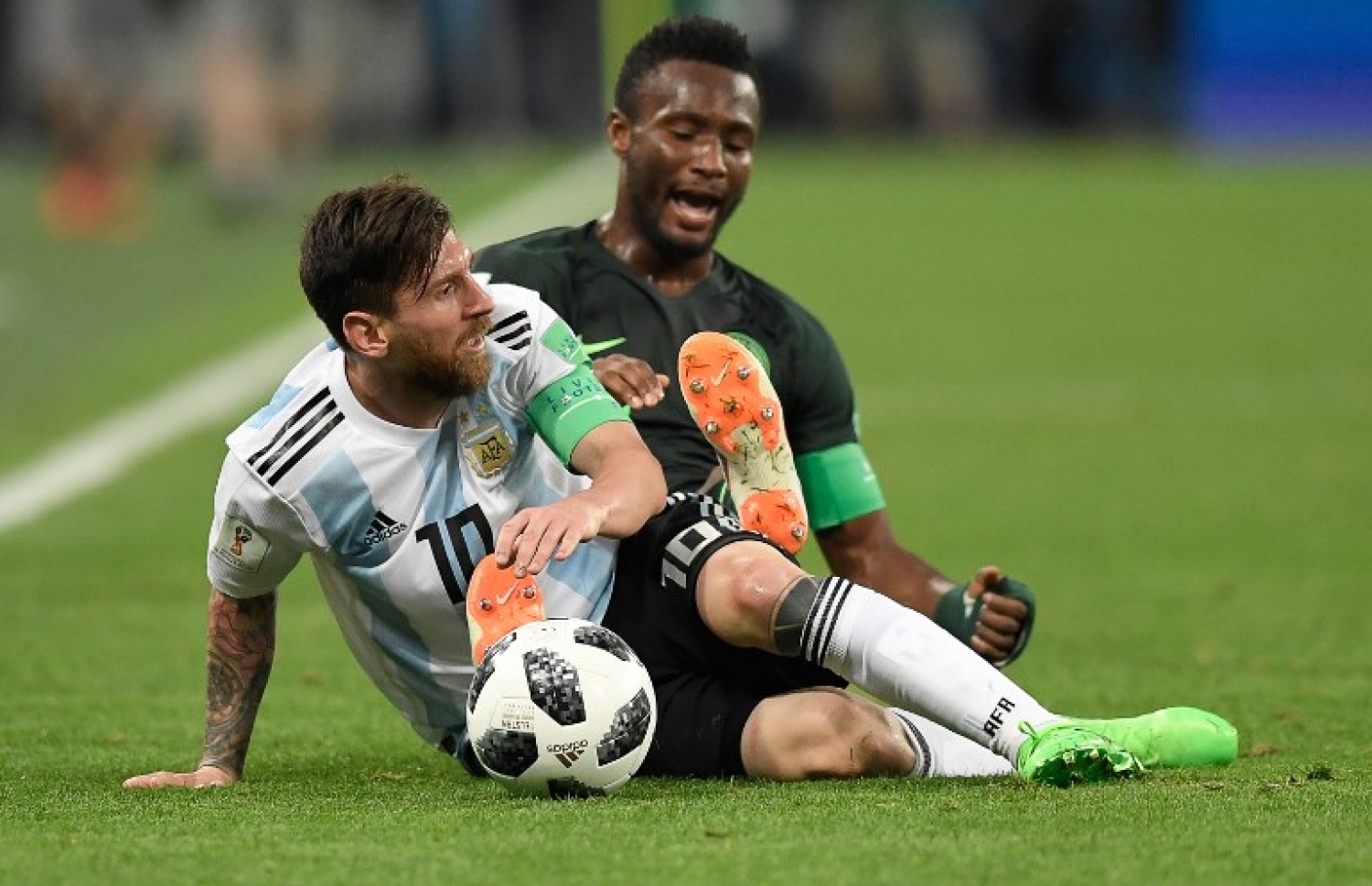 ސެއިން ޕީޓާސްބާގް، ރަޝިއާ: ޖޫން 26، 2018: ވޯލްޑް ކަޕް ފުޓްބޯޅަ މުބާރާތުގައި އާޖެންޓީނާ އާ ނައިޖީރިއާ ކުޅުނު މެޗުގެ ތެރެއިން: މެޗު ނިމެން ހަތަރު މިނިޓަށް ވެފައި ވަނިކޮށް މާކޯސް ރޯހޯ ޖެހި ގޯލުން 2-1 އިން ނައިޖީރިއާ ބަލިކޮށް ވޯލްޑް ކަޕް ފުޓްބޯޅަ މުބާރާތުގެ ދެ ވަނަ ބުރުގެ ޖާގައެއް އާޖެންޓީނާ އިން ވަނީ ހޯދައިފައި. --ފޮޓޯ: އޭއެފްޕީ