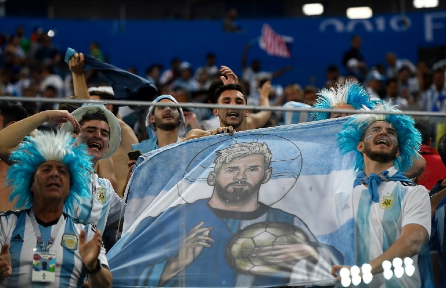 ސެއިން ޕީޓާސްބާގް، ރަޝިއާ: ޖޫން 26، 2018: ވޯލްޑް ކަޕް ފުޓްބޯޅަ މުބާރާތުގައި އާޖެންޓީނާ އާ ނައިޖީރިއާ ކުޅުނު މެޗުގައި ސްޕޯޓަރުންތަކެއް: މެޗު ނިމެން ހަތަރު މިނިޓަށް ވެފައި ވަނިކޮށް މާކޯސް ރޯހޯ ޖެހި ގޯލުން 2-1 އިން ނައިޖީރިއާ ބަލިކޮށް ވޯލްޑް ކަޕް ފުޓްބޯޅަ މުބާރާތުގެ ދެ ވަނަ ބުރުގެ ޖާގައެއް އާޖެންޓީނާ އިން ވަނީ ހޯދައިފައި. --ފޮޓޯ: އޭއެފްޕީ