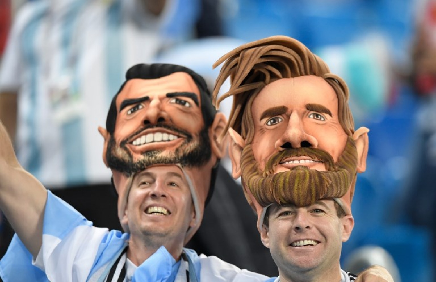 ސެއިން ޕީޓާސްބާގް، ރަޝިއާ: ޖޫން 26، 2018: ވޯލްޑް ކަޕް ފުޓްބޯޅަ މުބާރާތުގައި އާޖެންޓީނާ އާ ނައިޖީރިއާ ކުޅުނު މެޗުގައި ސްޕޯޓަރުންތަކެއް: މެޗު ނިމެން ހަތަރު މިނިޓަށް ވެފައި ވަނިކޮށް މާކޯސް ރޯހޯ ޖެހި ގޯލުން 2-1 އިން ނައިޖީރިއާ ބަލިކޮށް ވޯލްޑް ކަޕް ފުޓްބޯޅަ މުބާރާތުގެ ދެ ވަނަ ބުރުގެ ޖާގައެއް އާޖެންޓީނާ އިން ވަނީ ހޯދައިފައި. --ފޮޓޯ: އޭއެފްޕީ