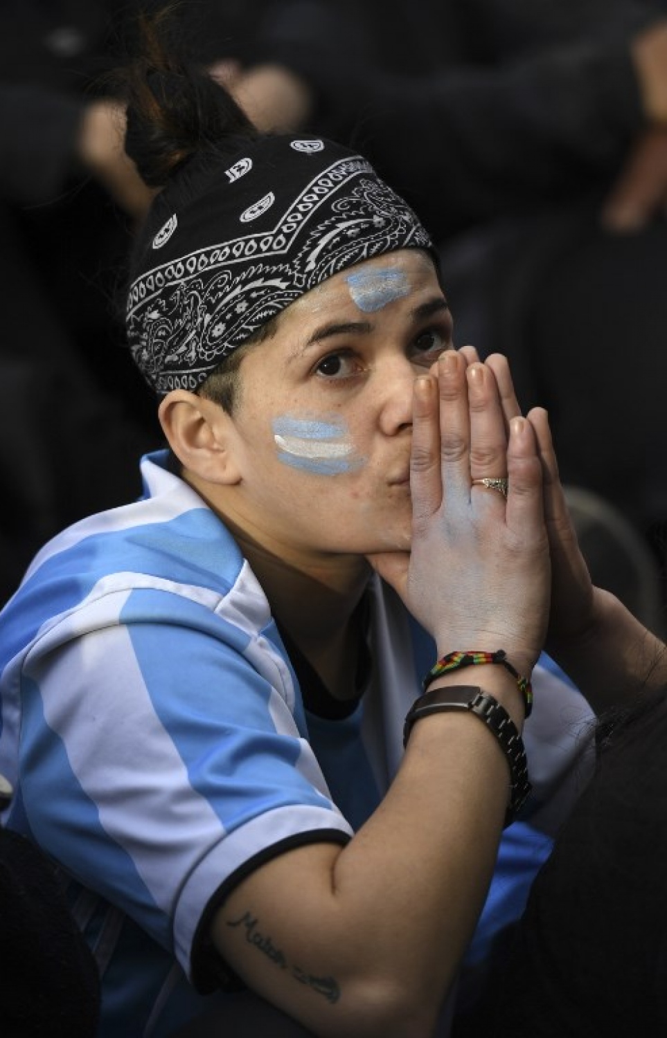 ސެއިން ޕީޓާސްބާގް، ރަޝިއާ: ޖޫން 26، 2018: ވޯލްޑް ކަޕް ފުޓްބޯޅަ މުބާރާތުގައި އާޖެންޓީނާ އާ ނައިޖީރިއާ ކުޅުނު މެޗުގައި ސަޕޯޓަރެއް: މެޗު ނިމެން ހަތަރު މިނިޓަށް ވެފައި ވަނިކޮށް މާކޯސް ރޯހޯ ޖެހި ގޯލުން 2-1 އިން ނައިޖީރިއާ ބަލިކޮށް ވޯލްޑް ކަޕް ފުޓްބޯޅަ މުބާރާތުގެ ދެ ވަނަ ބުރުގެ ޖާގައެއް އާޖެންޓީނާ އިން ވަނީ ހޯދައިފައި. --ފޮޓޯ: އޭއެފްޕީ