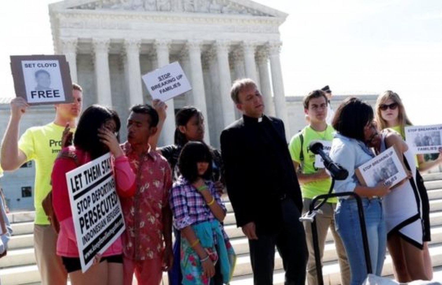 މުސްލިމުން މަނާކުރުމުގެ އަމުރަށް ތާއީދު ކުރުމާ ގުޅިގެން އެމެރިކާގެ ސުޕްރީމް ކޯޓުގެ ބޭރުގައި މުޒާހަރާ ކުރަނީ. --ފޮޓޯ:ރޮއިޓާސް