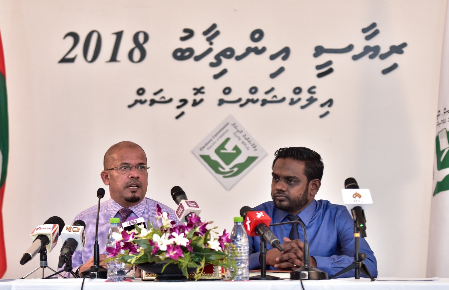 އިލެކްޝަންސް ކޮމިޝަނުން ބޭއްވި ޕްރެސް ކޮންފަރެންސްގައި އެ ކޮމިޝަންގެ ރައީސް ޝަރީފާއި މެމްބަރު އަހްމަދު އަކްރަމް ބައިވެރިވެވަޑައިގަންނަވަނީ. -- އަހްމަދު ނިޝާތު/މިހާރު