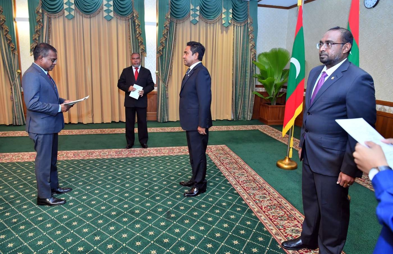 މާލެ: ޖޫން 28، 2018: އުއްތަމަ ފަނޑިޔާރު ކަމަށް އައްޔަން ކުރެއްވި ޑރ. އަހުމަދު އަބްދުﷲ ދީދީ އަށް މަގާމުގެ ހުވާ ލައިދެއްވަނީ.-- ފޮޓޯ: ރައީސް އޮފީސް