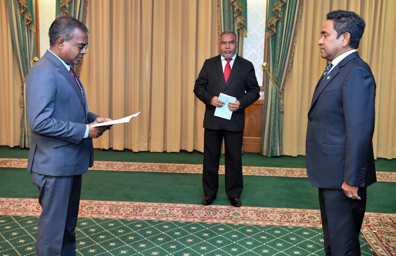 މާލެ: ޖޫން 28، 2018: އުއްތަމަ ފަނޑިޔާރު ކަމަށް އައްޔަން ކުރެއްވި ޑރ. އަހުމަދު އަބްދުﷲ ދީދީ އަށް މަގާމުގެ ހުވާ ލައިދެއްވަނީ.-- ފޮޓޯ: ރައީސް އޮފީސް