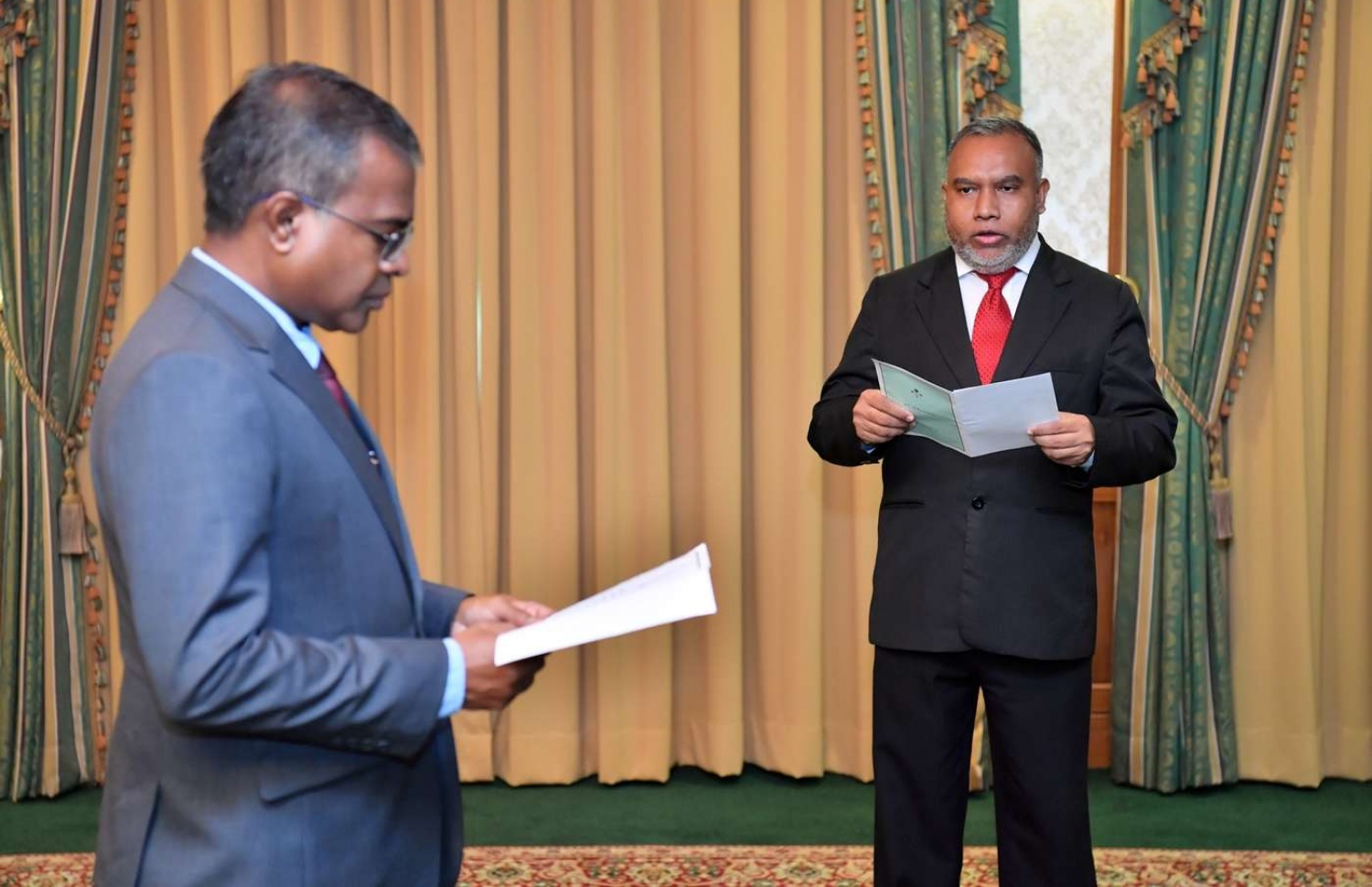 މާލެ: ޖޫން 28، 2018: އުއްތަމަ ފަނޑިޔާރު ކަމަށް އައްޔަން ކުރެއްވި ޑރ. އަހުމަދު އަބްދުﷲ ދީދީ މަގާމުގެ ހުވާ ލައިދެއްވަނީ.-- ފޮޓޯ: ރައީސް އޮފީސް