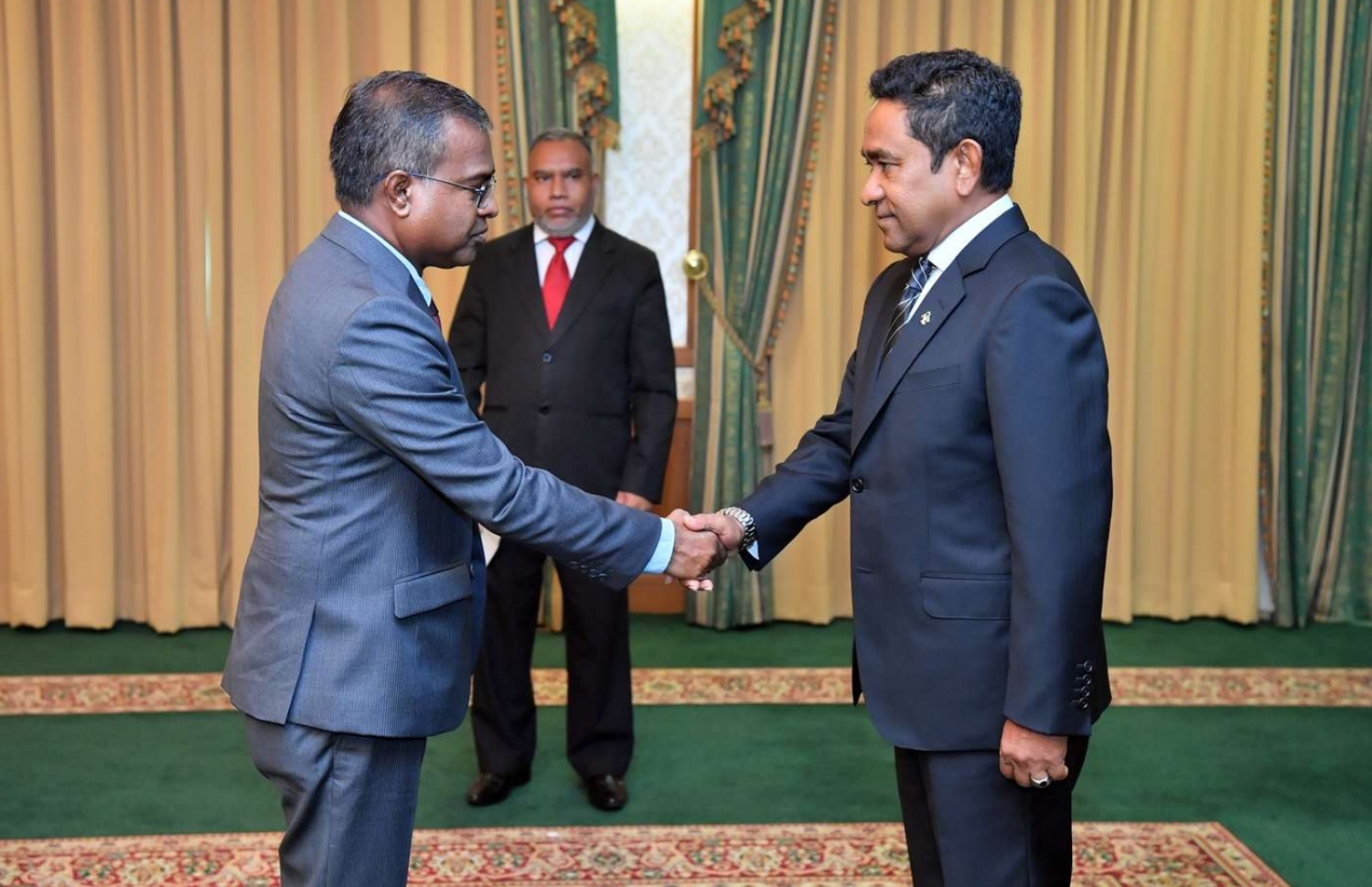 މާލެ: ޖޫން 28، 2018: އުއްތަމަ ފަނޑިޔާރު ކަމަށް އައްޔަން ކުރެއްވި ޑރ. އަހުމަދު އަބްދުﷲ ދީދީ އަށް މަގާމުގެ ފަތްކޮޅު އަރުއްވަނީ.-- ފޮޓޯ: ރައީސް އޮފީސް