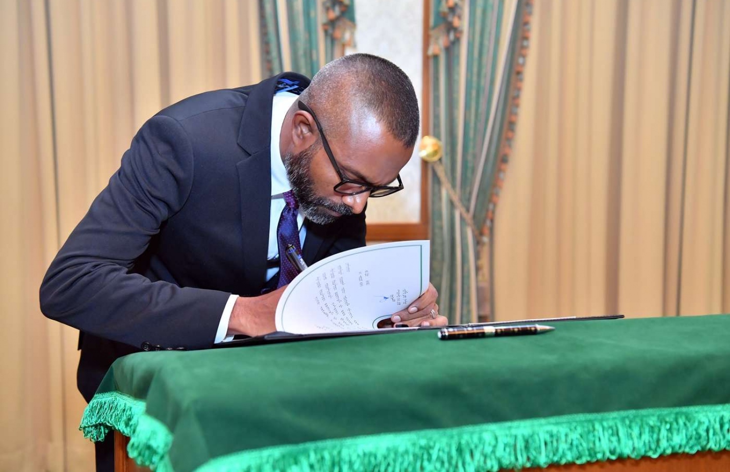 މާލެ: ޖޫން 28، 2018: ސުޕްރީމް ކޯޓުގެ ފަނޑިޔާރު ކަމަށް އައްޔަން ކުރެއްވި ފަނޑިޔާރު އަބްދުﷲ ދީދީ އަށް މަގާމުގެ ފަތްކޮޅުގައި ސޮއި ކުރައްވަނީ.-- ފޮޓޯ: ރައީސް އޮފީސް