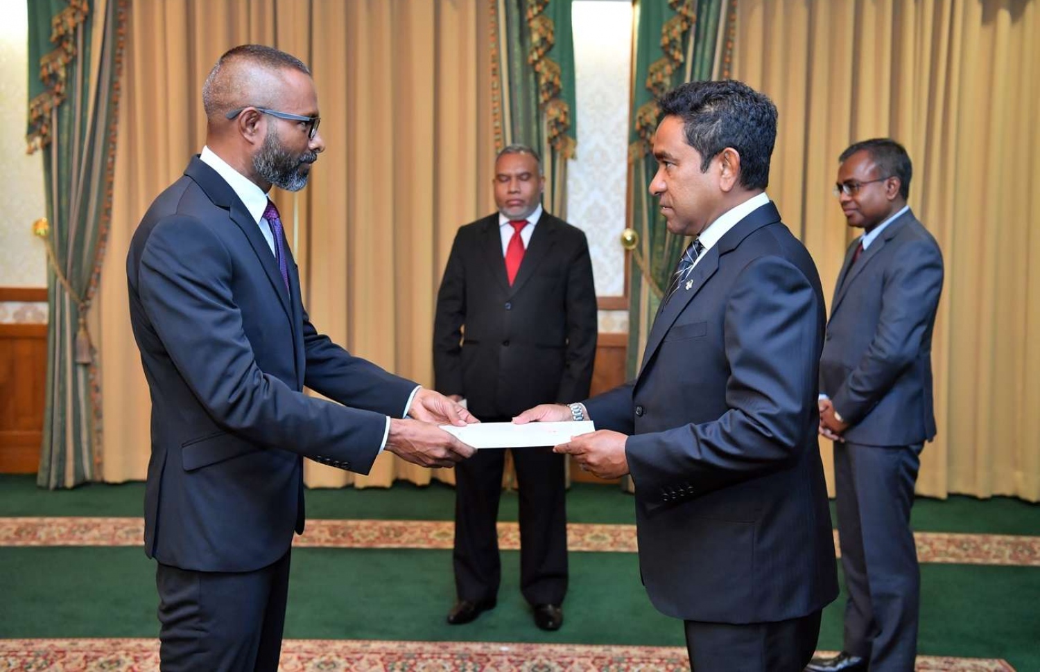 މާލެ: ޖޫން 28، 2018: ސުޕްރީމް ކޯޓުގެ ފަނޑިޔާރު ކަމަށް އައްޔަން ކުރެއްވި ފަނޑިޔާރު އަބްދުﷲ ދީދީ އަށް މަގާމުގެ ފަތްކޮޅު އަރުއްވަނީ.-- ފޮޓޯ: ރައީސް އޮފީސް