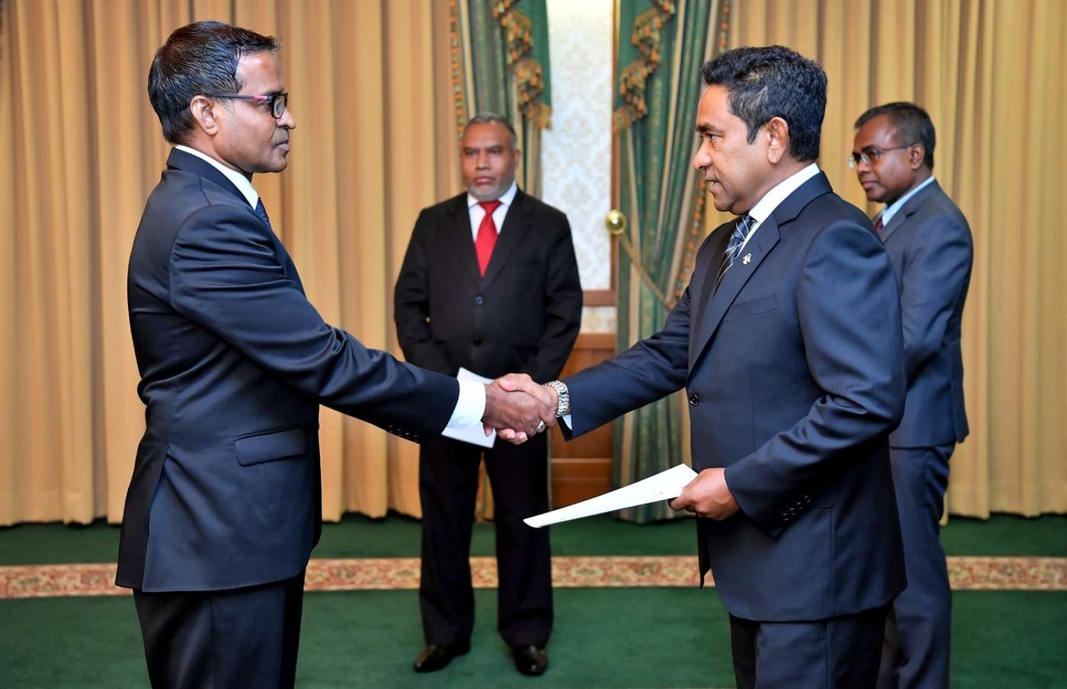 މާލެ: ޖޫން 28، 2018: ސުޕްރީމް ކޯޓުގެ ފަނޑިޔާރު ކަމަށް އައްޔަން ކުރެއްވި ފަނޑިޔާރު އަބްދުލް ޣަނީ މުހައްމަދަށް މަގާމުގެ ފަތްކޮޅު އަރުއްވަނީ.-- ފޮޓޯ: ރައީސް އޮފީސް