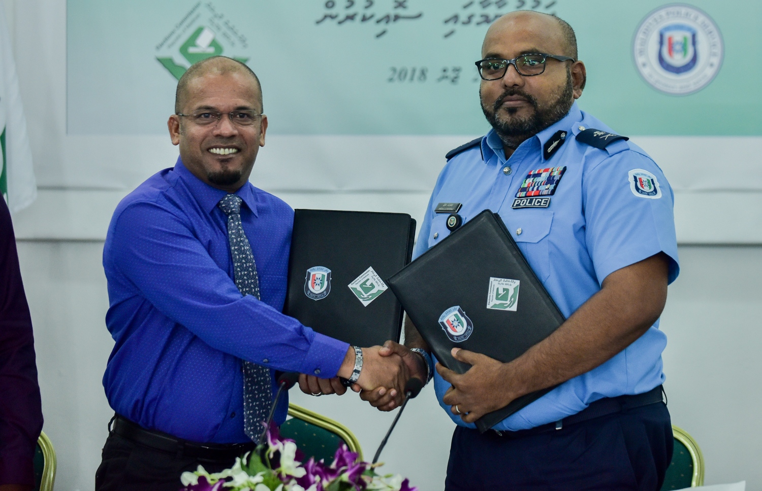 އިލެކްޝަންސް ކޮމިޝަނާއި ފުލުހުން އިންތިހާބުގެ ކަންކަމުގައި އެއްބާރުލުން ދިނުމުގެ އެއްބަސްވުމުގައި ސޮއިކުރެއްވުމަށް ފަހު، ނަވާޒު (ކ) އާއި ޝަރީފް ސަލާމް ކުރައްވަނީ. --- ފޮޓޯ: އަހުމަދު ނިޝާތު/ މިހާރު