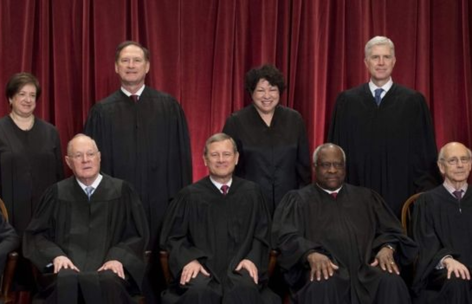 އެމެރިކާގެ ސުޕްރީމް ކޯޓުގެ އަޣުލަބިއްޔަތު އޮންނަނީ ކޮންޒަވެޓިވުންނަށް. --ފޮޓޯ:އޭއެފްޕީ