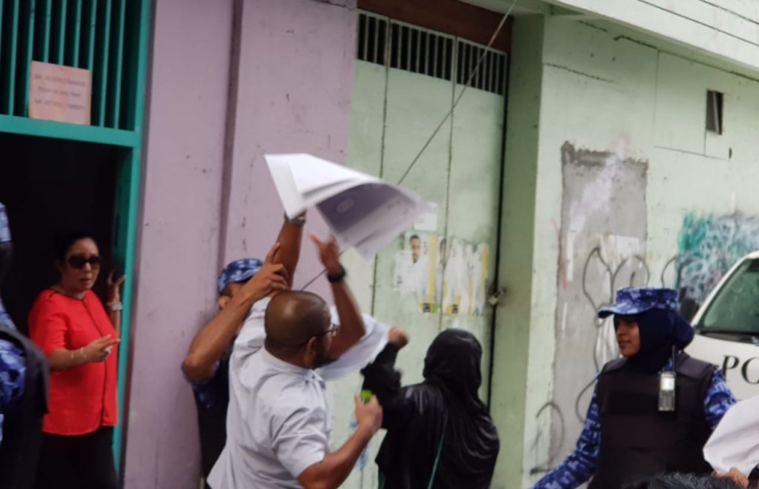 އެމްޑީޕީން ޕޯސްޓަރެއް ހިއްޕަން އުޅުމުން، ފުލުހުން އެކަމަށް ހުރަސްއަޅަނީ -- ފޮޓޯ: އެމްޑީޕީ