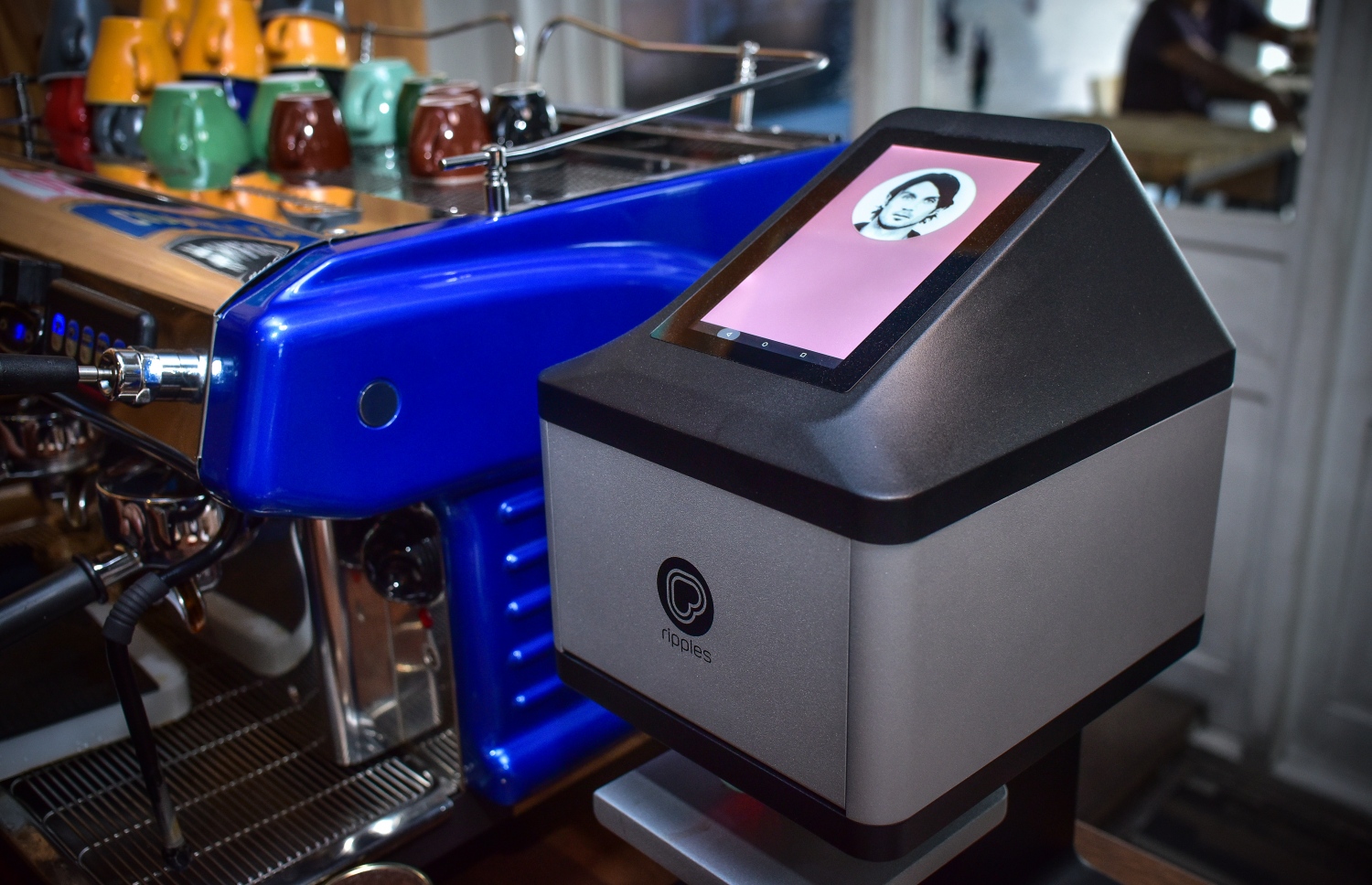 އޮޑެގައްލާ އިން ރާއްޖެ އަށް ތައާރަފުކުރި، "ރަ ރިޕްލްސް އިފެކްޓް" ގެ ސްޓިކާ މެޝިން.---ފޮޓޯ: ނިޝާން އަލީ/މިހާރު