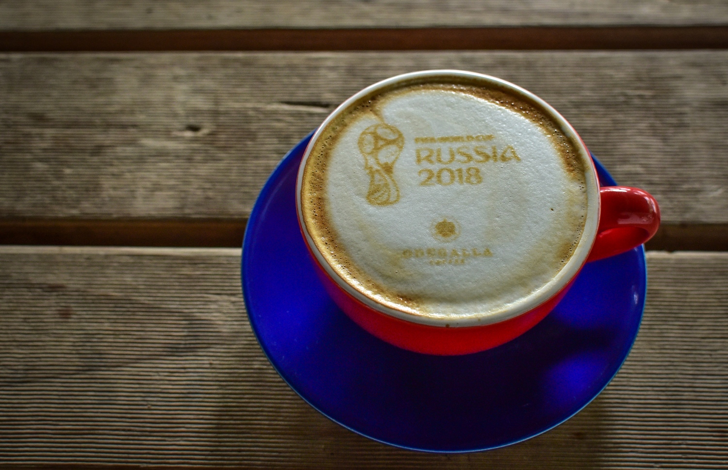 އޮޑެގައްލާ އިން ރާއްޖެ އަށް ތައާރަފުކުރި، "ރަ ރިޕްލްސް އިފެކްޓް" ގެ ޓެކްނޮލޮޖީގެ އެހީގައި ކޮފީތައްޓެއްގެ މައްޗަށް މި އަހަރުގެ ވޯލްޑް ކަޕްގެ ލޯގޯ ޕްރިންޓް ކޮށްފައި.---ފޮޓޯ: ނިޝާން އަލީ/މިހާރު