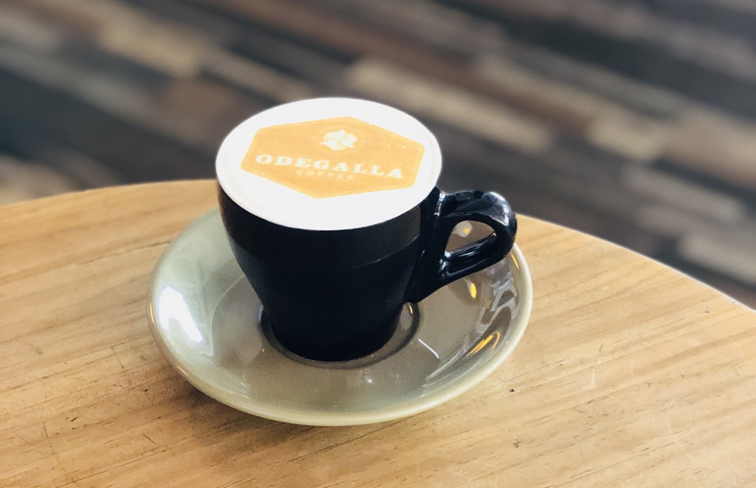 އޮޑެގައްލާ އިން ރާއްޖެ އަށް ތައާރަފުކުރި، "ރަ ރިޕްލްސް އިފެކްޓް" ގެ ޓެކްނޮލޮޖީގެ އެހީގައި ކޮފީތައްޓެއްގެ މައްޗަށް މަންޒަރެއް ޕްރިންޓް ކޮށްފައި.