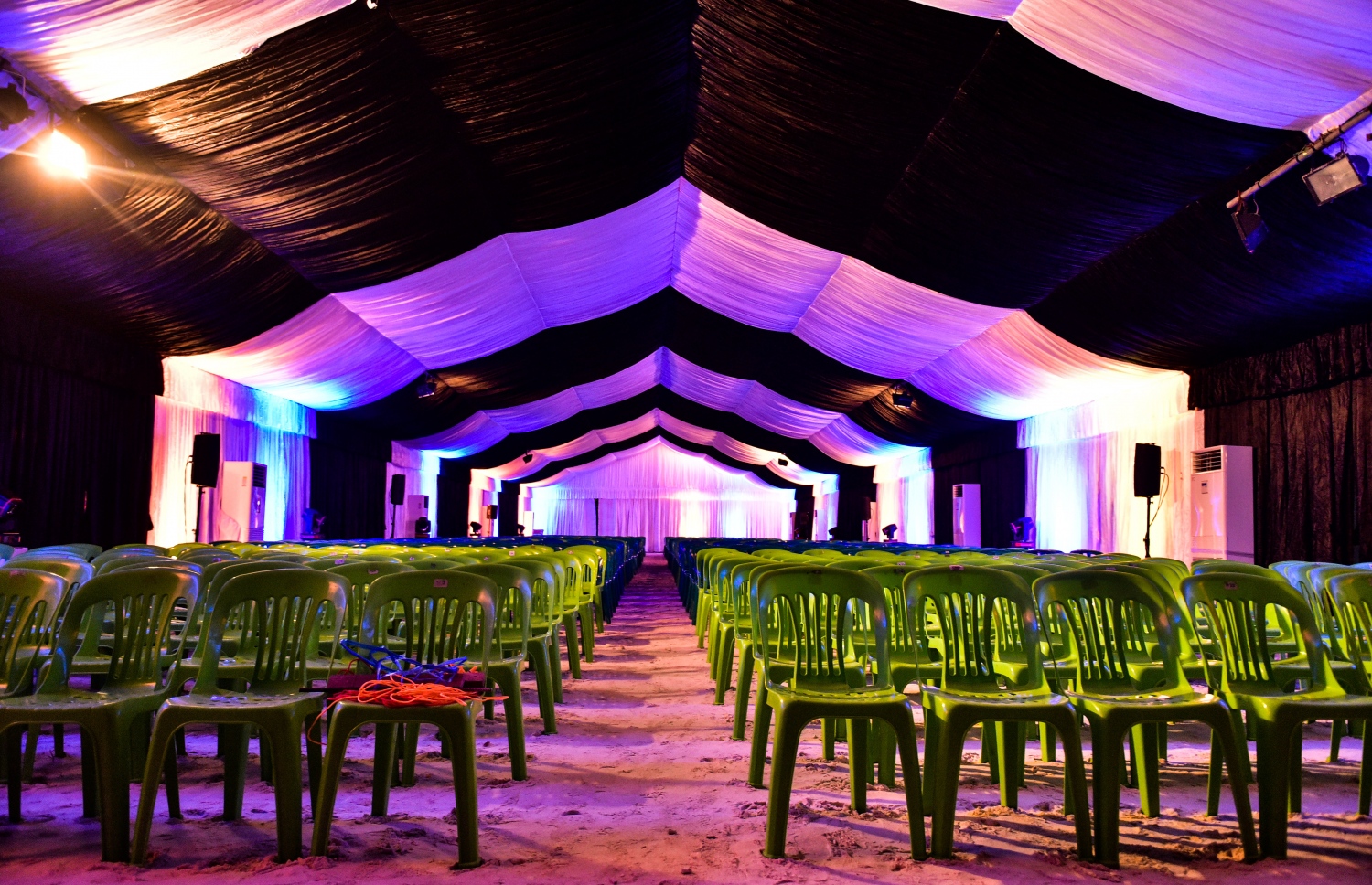 އެމްޑީޕީގެ ކޮންގްރެސް ބޭއްވުމަށް ތައްޔާރުކުރި ދަރުބާރުގެ. --ފޮޓޯ: މިހާރު/އަހުމަދު ނިޝާތު