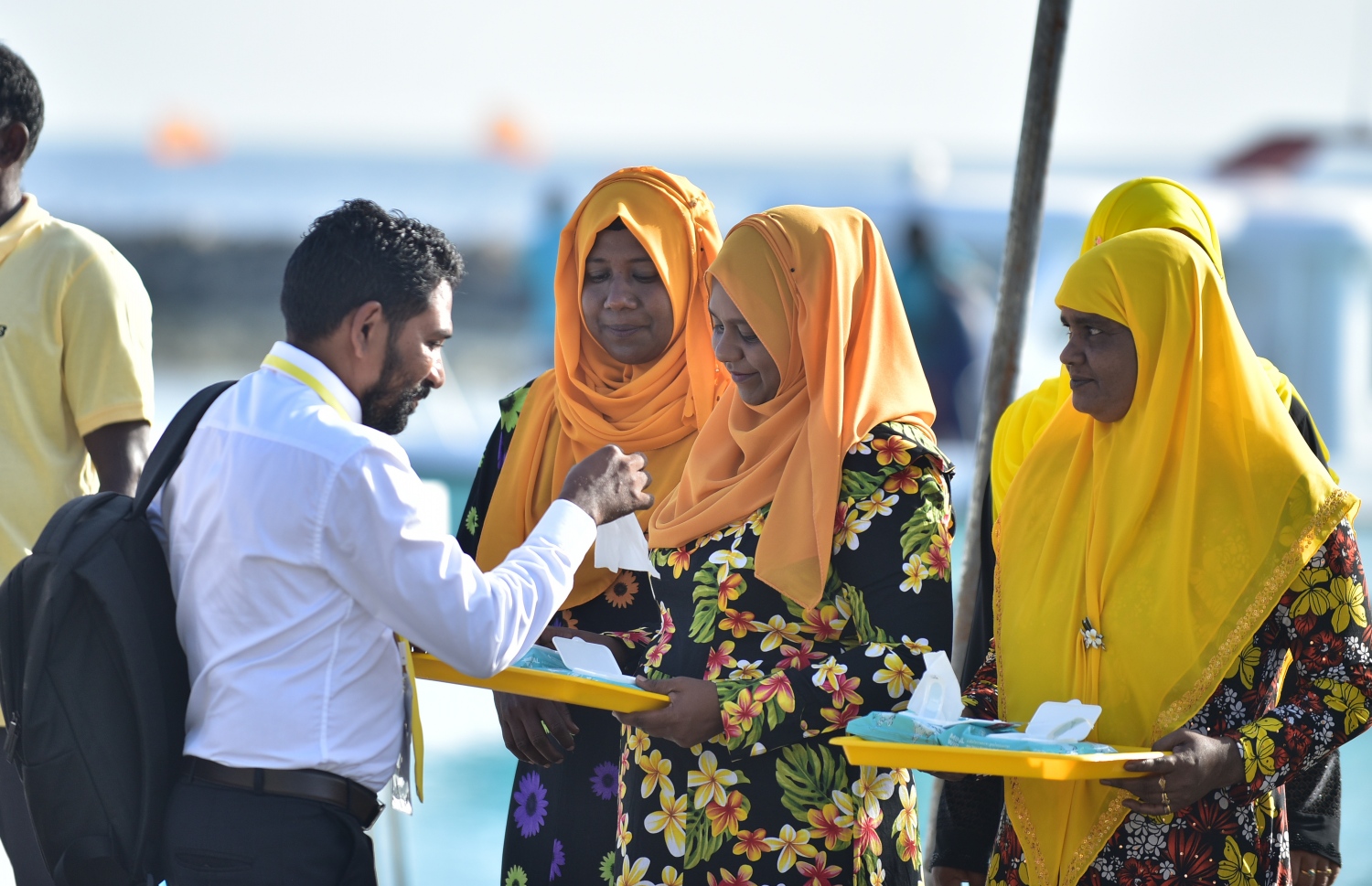 ކޮންގްރެސްގައި ބައިވެރިވުމަށް މިއަދު އުކުޅަހަށް އައި މީހަކަށް މަރުހަބާ ކިޔަނީ. ---ފޮޓޯ: އަހުމަދު ނިޝާތު/ މިހާރު