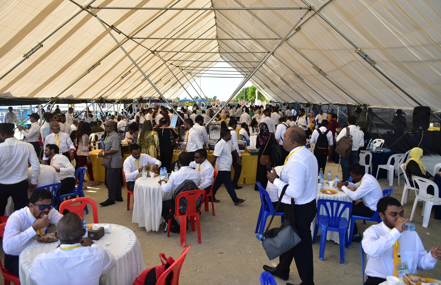 ކޮންގްރެސްގައި ބައިވެރިވުމަށް އުކުޅަހަށް އައި މަންދޫބުން ހެނދުނުގެ ސައި ތައްޔާރުކޮށްފައި. ---ފޮޓޯ: އަހުމަދު ނިޝާތު/ މިހާރު