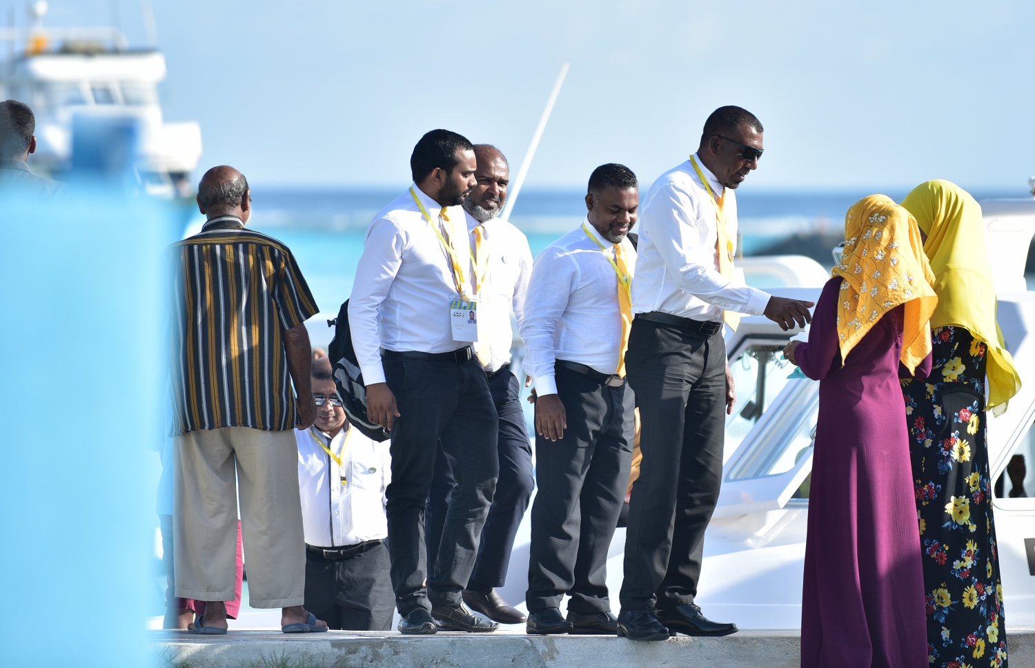 އއ. އުކުޅަސް: ޖޫން 30، 2018- އެމްޑީޕީގެ ތިންވަނަ ކޮންގްރެސް ގައި ބައިވެރިވާ މަންދޫބުން ތަކެއް މި ރަށަށް ވަޑައިގަތުމުން މަރުހަބާ ކިޔަނީ.---ފޮޓޯ: އަހުމަދު ނިޝާތު/މިހާރު