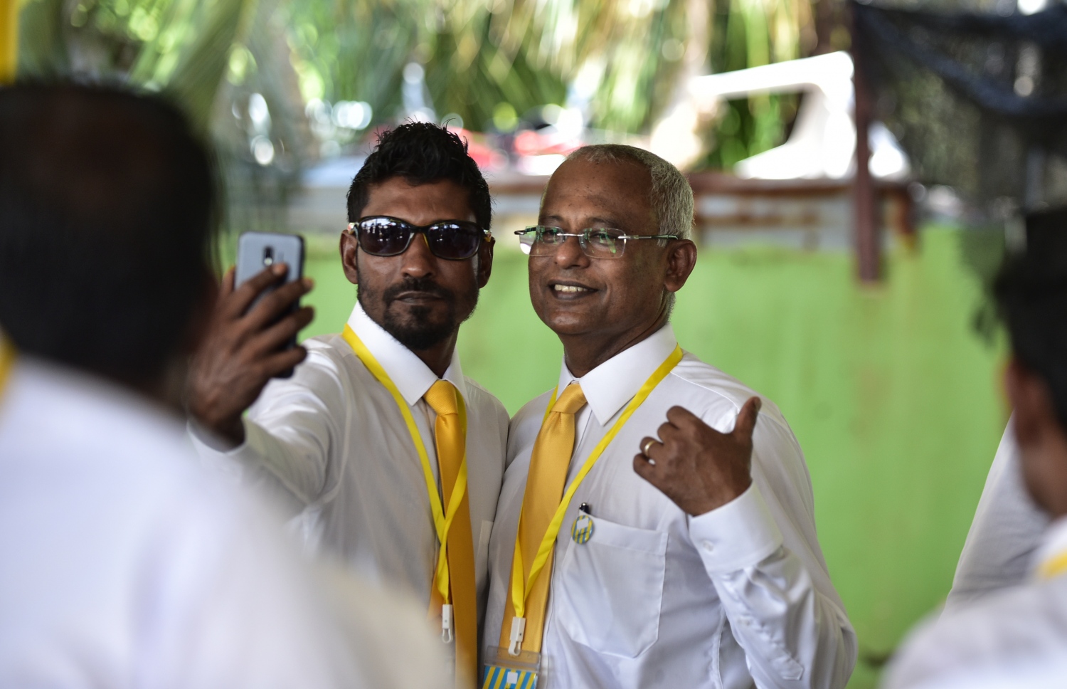 އއ. އުކުޅަސް: ޖޫން 30، 2018- މި ރަށުގައި ބާއްވާ އެމްޑީޕީގެ ތިން ވަނަ ކޮންގްރެސް އަށް އައި މަންދޫބަކު، އެމްޑީޕީގެ ޕާލަމެންޓްރީ ގުރޫޕުގެ ލީޑަރު އިބްރާހިމް މުހައްމަދު ސޯލިހް (އިބޫ) އާ އެކު ސެލްފީއެއް ނަގަނީ: އެމްޑީޕީގެ ރިޔާސީ ކެންޑިޑޭޓަކަށް ވުން މިހާރު އެންމެ ގާތީ އިބޫ އަށް.---ފޮޓޯ: އަހުމަދު ނިޝާތު/މިހާރު