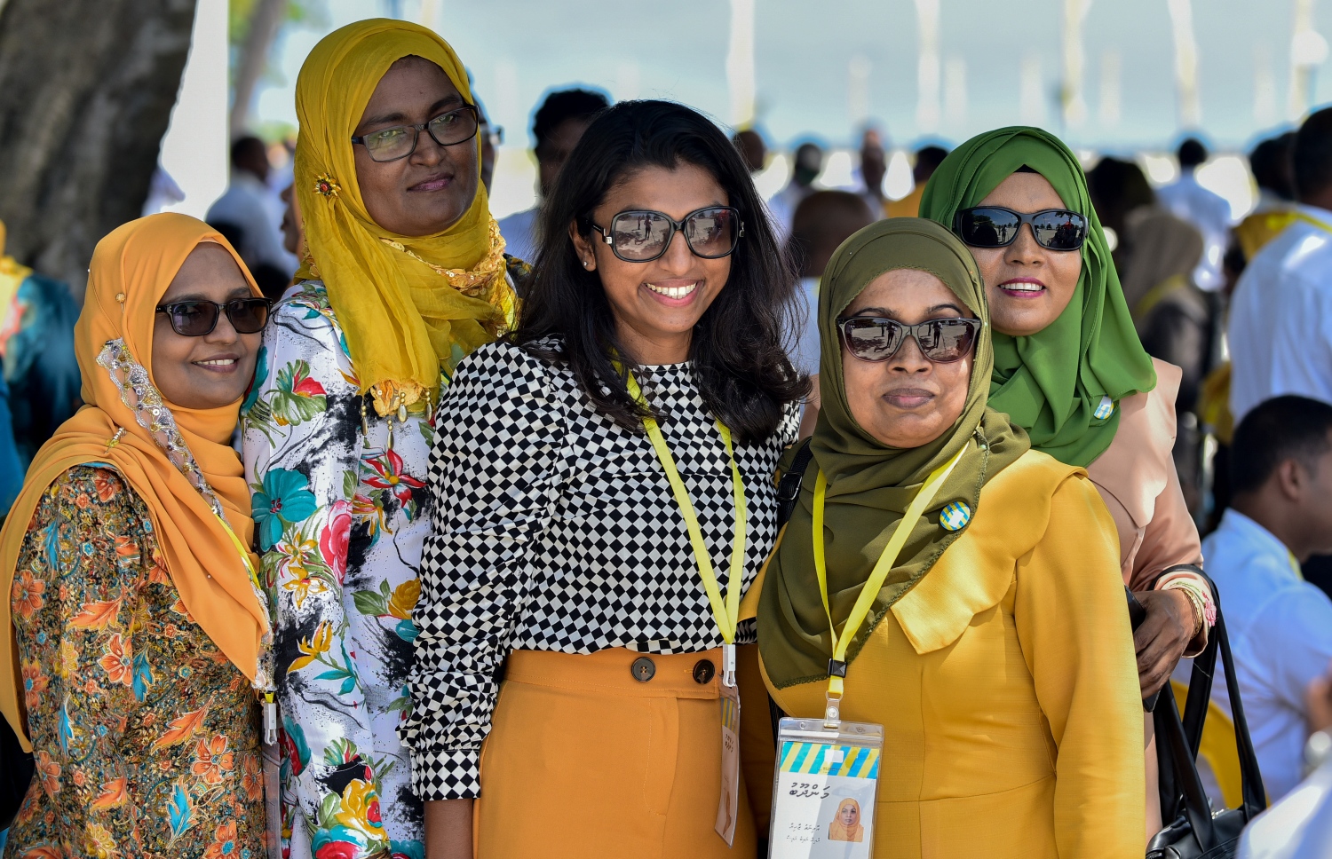 އއ. އުކުޅަސް: ޖޫން 30، 2018- އެމްޑީޕީގެ ކޮންގްރެސް ގައި ބައިވެރިވެވަޑައިގަންނަވާ، ގަލޮޅު އުތުރު ދާއިރާގެ މެމްބަރު އީވާ އަބްދުﷲ (މ) އެ ޕާޓީގެ ބައެއް މެމްބަރުންނާ އެކު ފޮޓޯއެއް ނަންގަވަނީ.---ފޮޓޯ: އަހުމަދު ނިޝާތު/މިހާރު