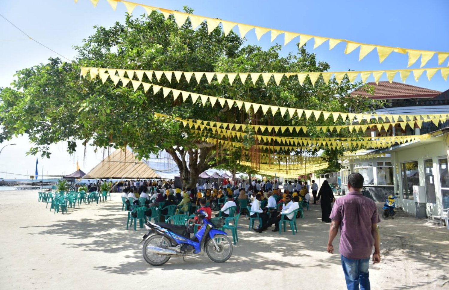 އއ. އުކުޅަސް: ޖޫން 30، 2018- އެމްޑީޕީގެ ތިންވަނަ ކޮންގްރެސް އަށް އުކުޅަހުގެ އަތިރިމަތީގައި، އެ ޕާޓީގެ ރީނދޫ ކުލައިން ފޮތި ދަމައި ޒީނަތްތެރިކޮށްފައި.---ފޮޓޯ: އަހުމަދު ނިޝާތު/މިހާރު