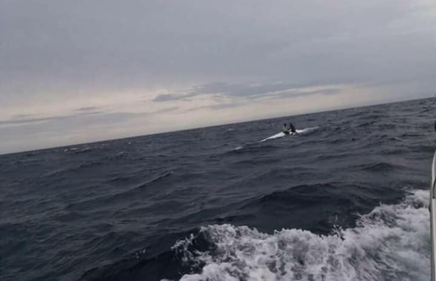 އަޒުމު ލޯންޗުގެ މަތީގައި، އެ ލޯންޗުގެ ދެ ފަޅުވެރިން އިށީންދެލައިގެން.-- ފޮޓޯ: ފޭސްބުކް ޕޭޖް. ދިއްދޫ