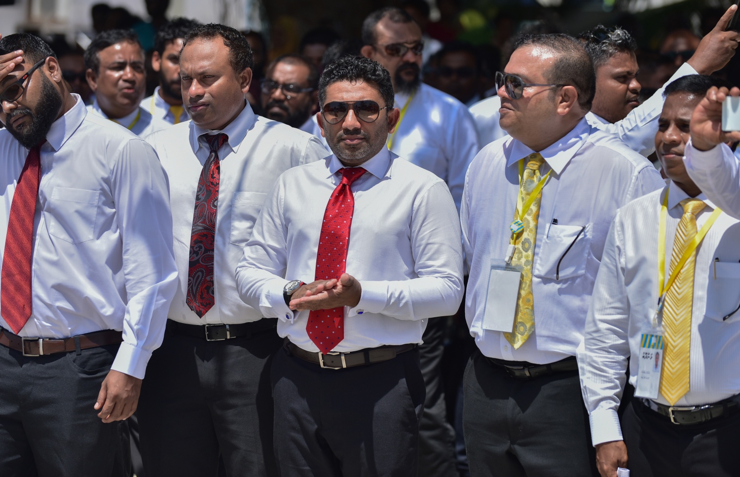 އއ. އުކުޅަސް: ޖޫން 30، 2018- މި ރަށުގައި ބާއްވާ އެމްޑީޕީގެ ތިން ވަނަ ކޮންގްރެސް ފެށުމުގެ ރަސްމިއްޔާތަށް އިދިކޮޅު ކޯލިޝަންގެ އިސް ބައެއް ބޭފުޅުންނާއި އެމްޑީޕީގެ ބައެއް ބޭފުޅުން ވަޑައިގަންނަވަނީ.---ފޮޓޯ: އަހުމަދު ނިޝާތު/މިހާރު