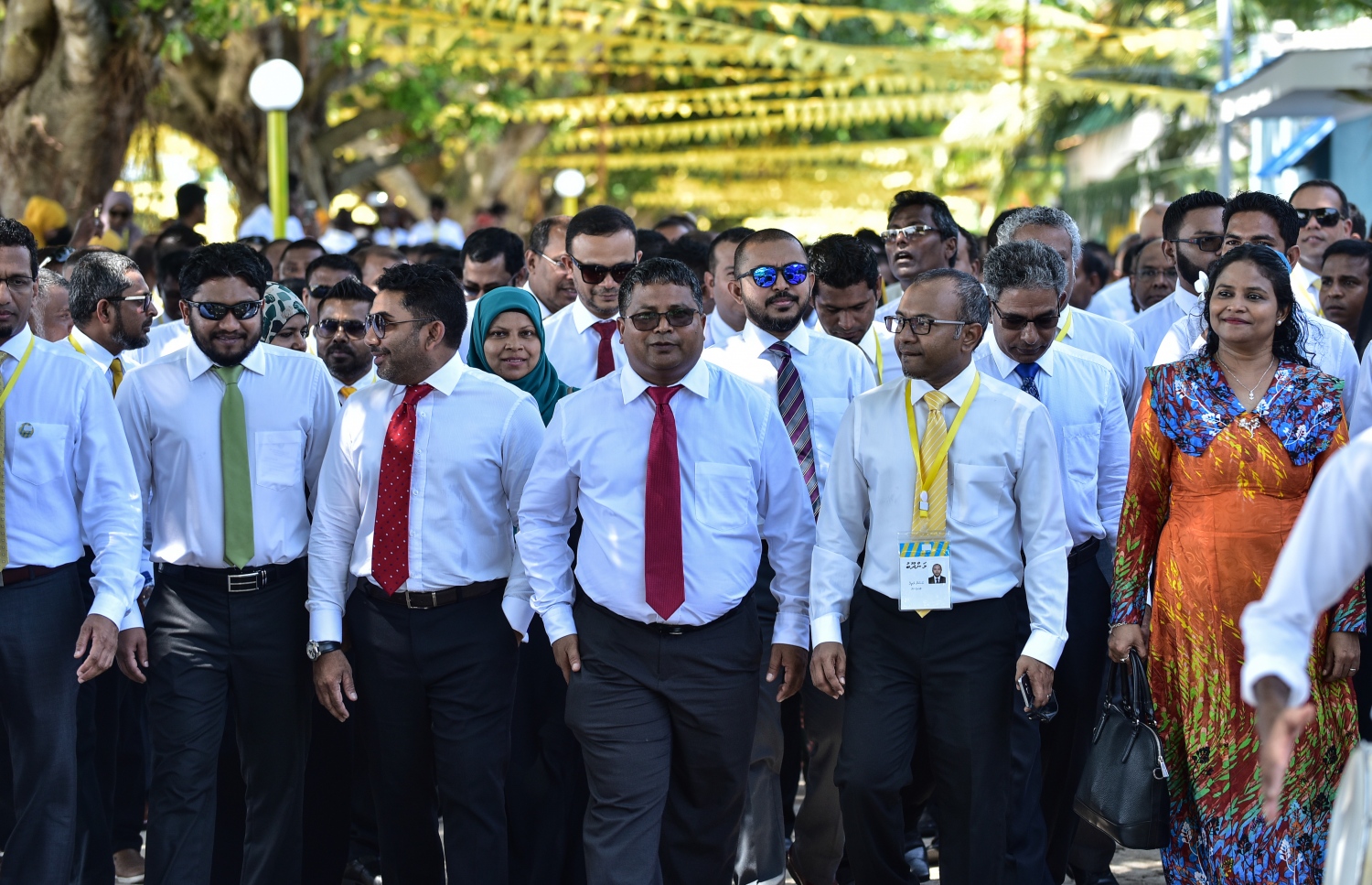 އެމްޑީޕީގެ ކޮންގްރެސްގައި އެމްޑީޕީގެ ލީޑަޝިޕާއި ގުޅިފައިވާ އިދިކޮޅު ސިޔާސީ އިސް ބައެއް ބޭފުޅުން ހިންގަވާފައި އުކުޅަހުގައި ހެދި ދަރުބާރުގެއަށް ވަންނަވަނީ. --- ފޮޓޯ: އަހުމަދު ނިޝާތު/ މިހާރު