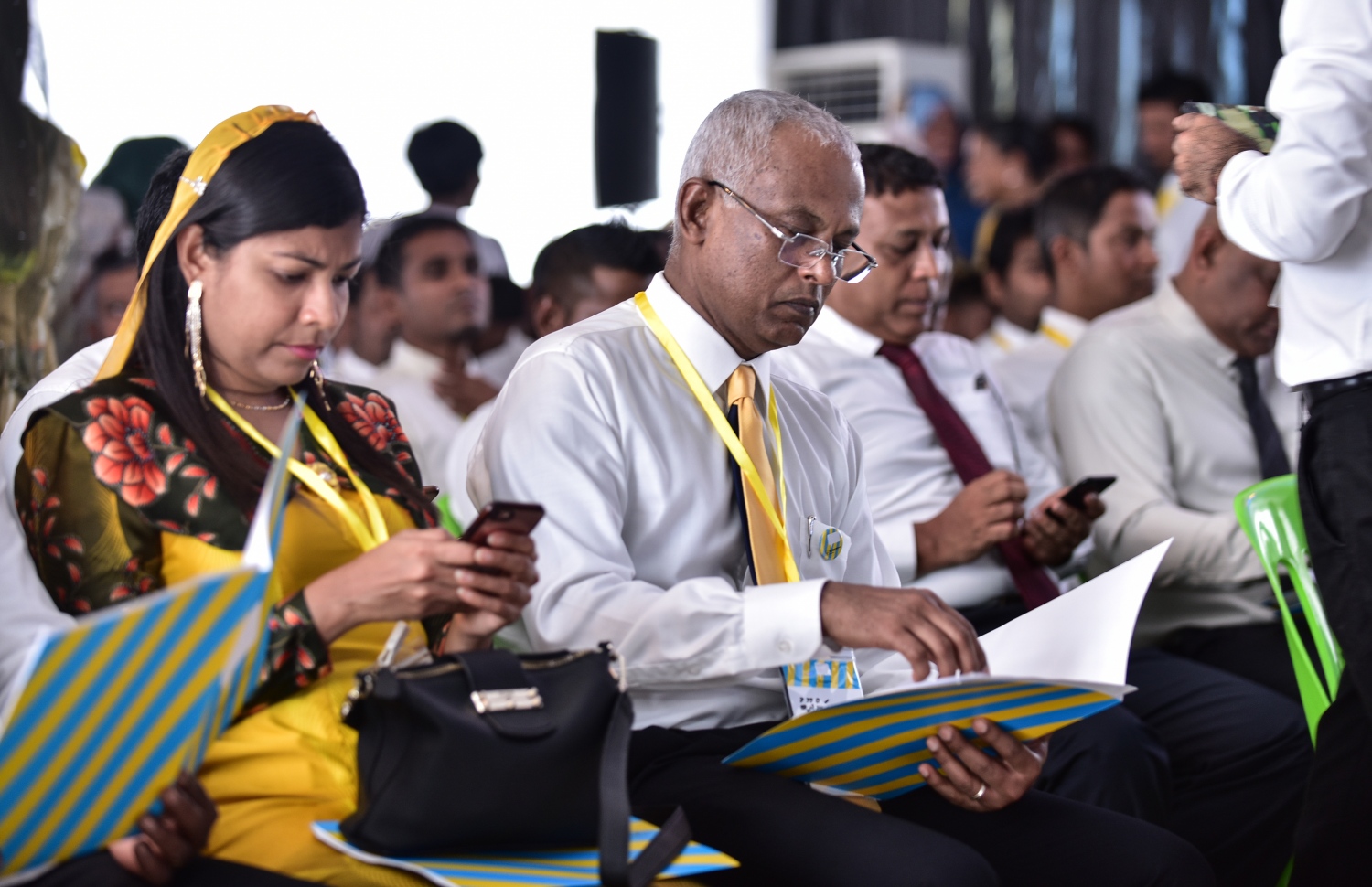 އއ. އުކުޅަސް: ޖޫން 30، 2018- މި ރަށުގައި ބާއްވާ އެމްޑީޕީގެ ތިން ވަނަ ކޮންގްރެސް ފެށުމުގެ ރަސްމިއްޔާތުގައި އެމްޑީޕީގެ ޕާލަމެންޓްރީ ގުރޫޕުގެ ލީޑަރު އިބްރާހިމް މުހައްމަދު ސޯލިހް (މ) އަދި އެހެން ބައެއް ބޭފުޅުން ބައިވެރިވެވަޑައިގަންނަވަނީ.---ފޮޓޯ: އަހުމަދު ނިޝާތު/މިހާރު