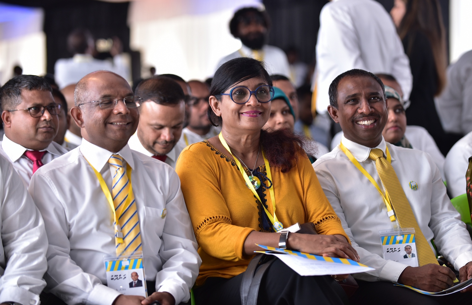 އެމްޑީޕީގެ ކޮންގްރެސްގައި މަޖިލީހުގެ ތިން މެމްބަރުން ކަމަށްވާ އާޒިމް، (ކ) މާރިޔާ (މ) އަދި ޝާހިދު ބައިވެރިވެވަޑައިގަންނަވަނީ. --- ފޮޓޯ: އަހުމަދު ނިޝާތު/ މިހާރު